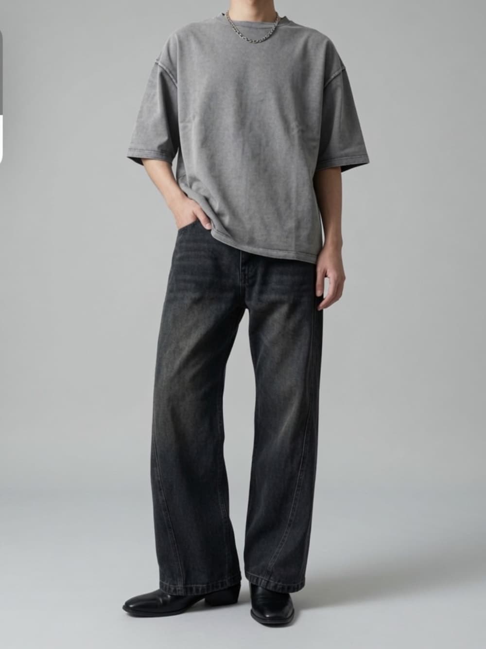 ホワイト系のTシャツ/カットソー、ブルー系のデニムパンツ、ブラック系のブーツを着用したメンズの夏コーディネートの1枚目の写真