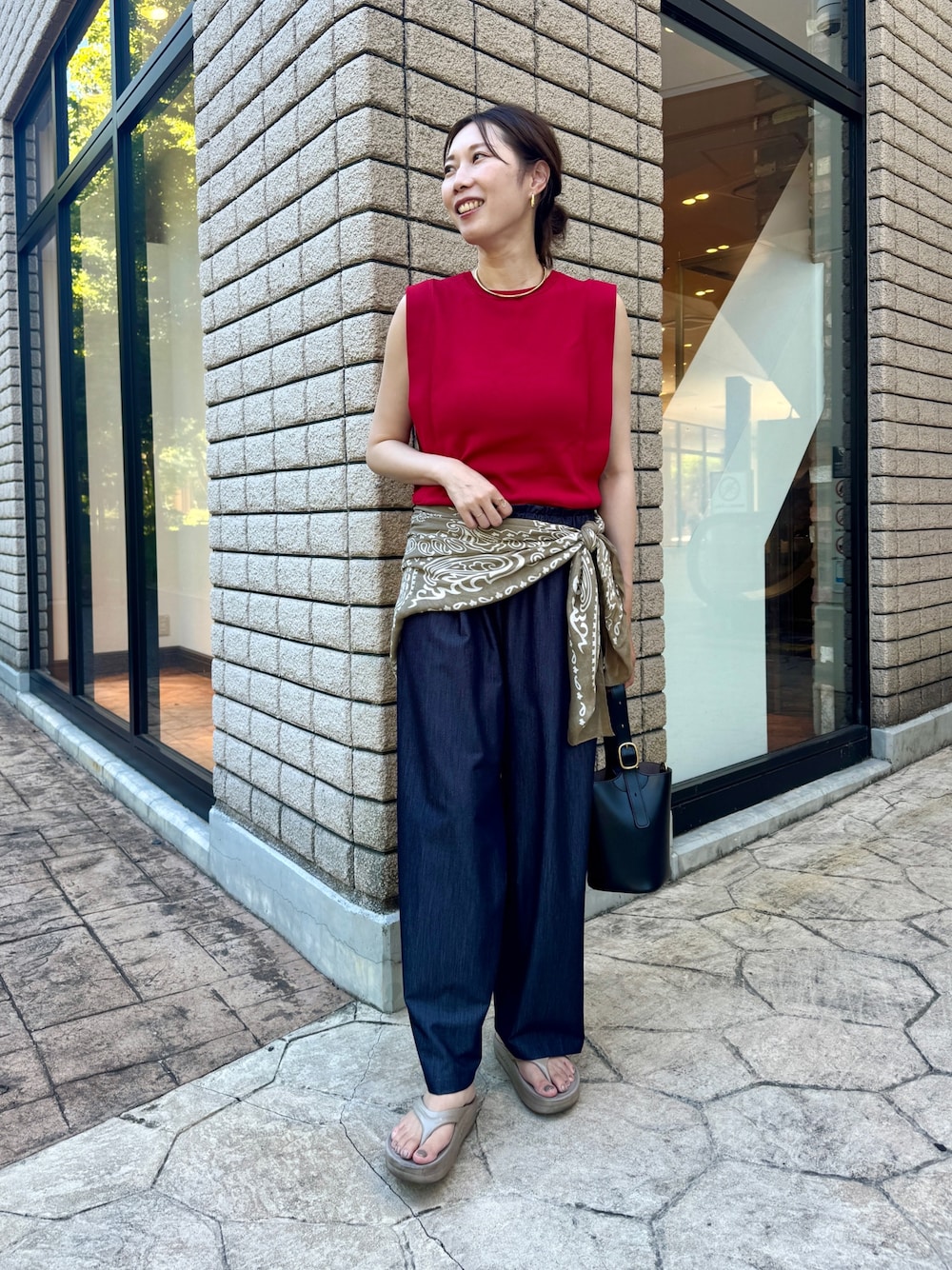 「Jena espace merveilleuxのスクエアノースリニット（ニット/セーター、レッド系）」を使った、jenachikaさん（骨格ウェーブ・レディース・166cm）の夏コーディネートの1枚目の写真