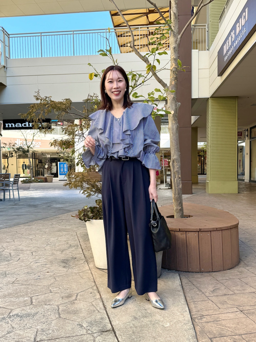 ブルー系のシャツ/ブラウス、ブルー系のその他パンツ、シルバー系のパンプスを着用したレディースの冬コーディネートの1枚目の写真