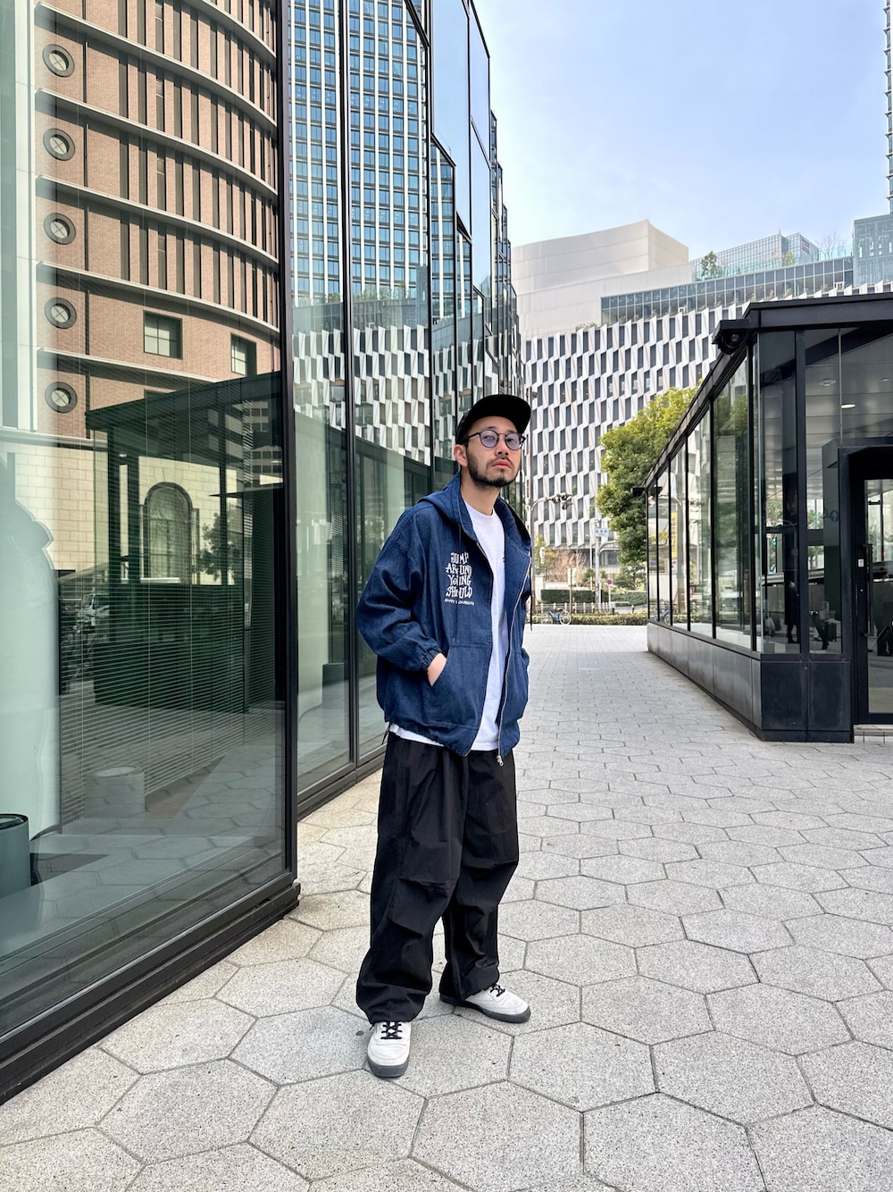 「WHO’S WHO gallery、ストリート、ストリートコーデ、ジップパーカ、ワイドパンツ、パラシュートパンツ、イージーパンツ、スラックス、デニムジャケット、OBEY、リーボック(Reebok)、スニーカー、サングラス」｜「OBEYのOBEY/オベイ　エステルリップ ロゴプリント入り ジェットキャップ（キャップ、ブラック系）」を使った、tkmwwgさん（メンズ・172cm）の春コーディネートの1枚目の写真