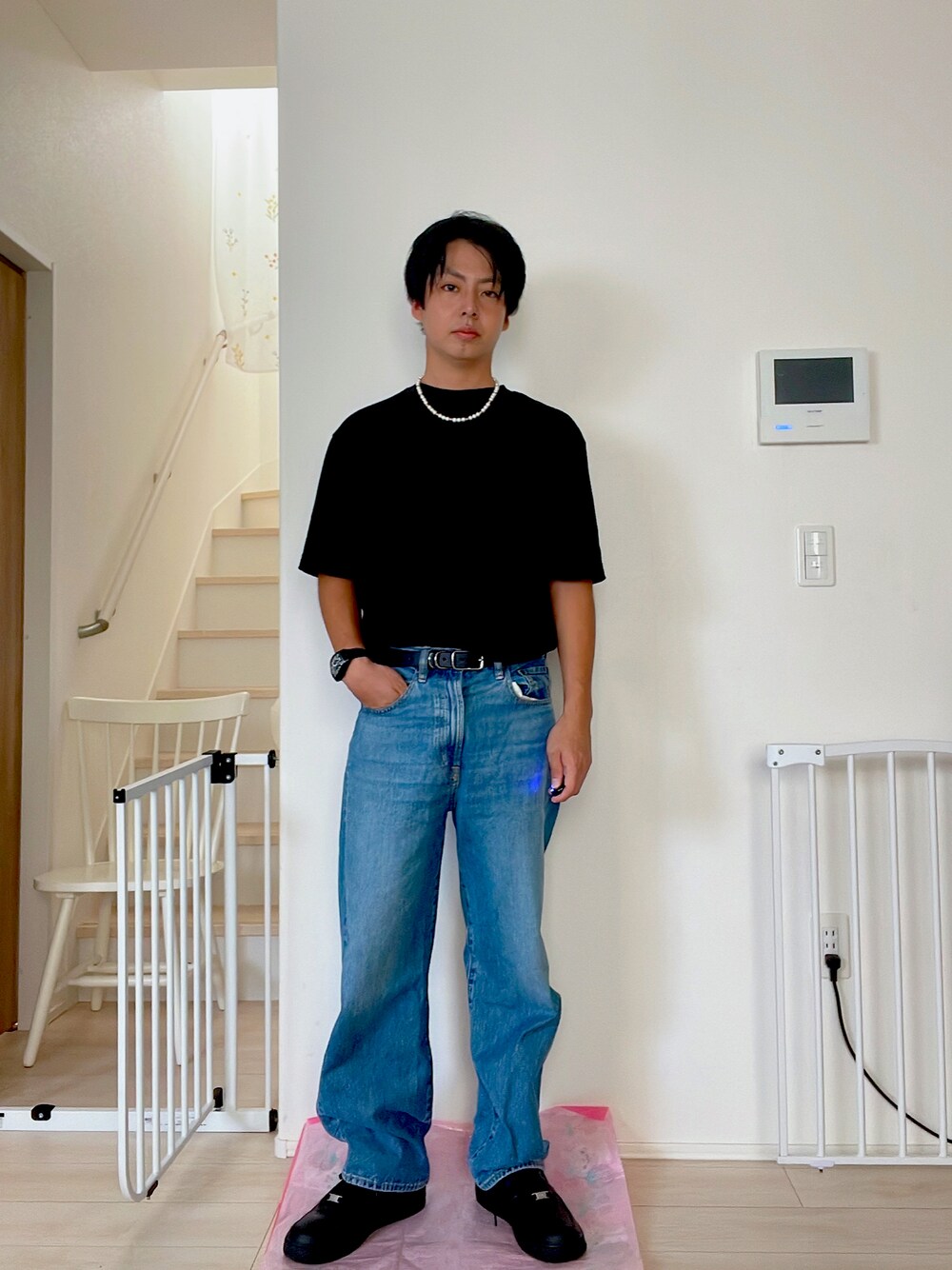 「シンプルコーデ、ラフ、ワイドパンツ、NIKE、黒、着回しコーデ、服好きな人と繋がりたい、GU、らふこーで、アクセサリー」｜「UNIQLOのリラックスフィットクルーネックT（半袖）（Tシャツ/カットソー、ブラック系）」を使った、おにぃさん（メンズ・172cm）の秋コーディネートの1枚目の写真