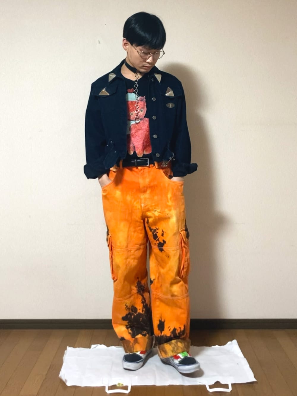 「秋冬コーデ、ストリート、パンク、デニム、デニムジャケット、カーゴパンツ、グラフィックＴ、スニーカー」｜「ZARAのアシッドウォッシュカーゴデニム（デニムパンツ、オレンジ系）」を使った、神社さん（メンズ・165cm）の秋コーディネートの1枚目の写真