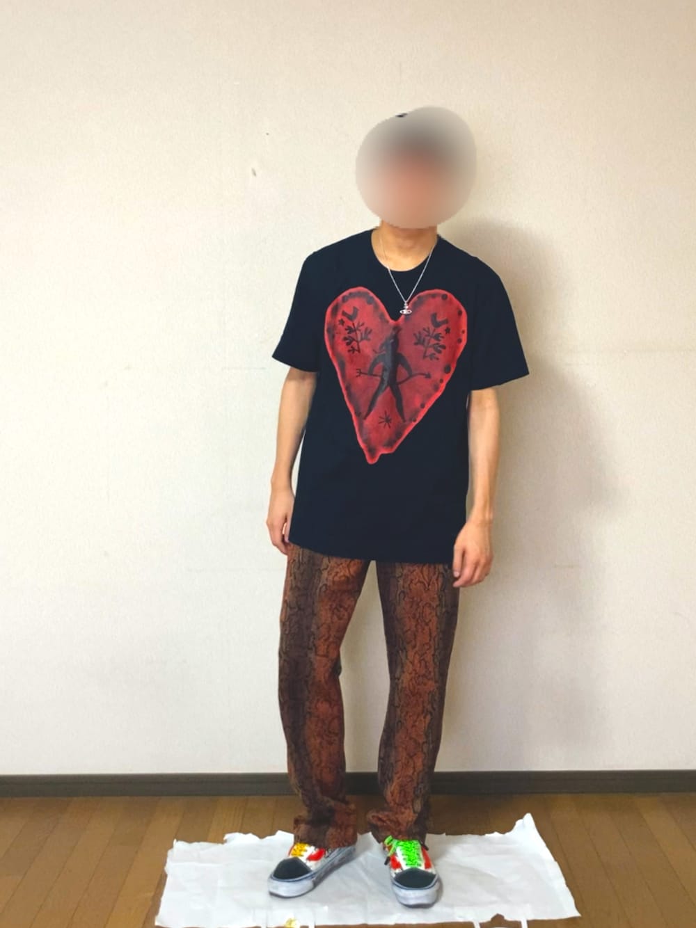 「夏コーデ、ロック、シンプルコーデ、夏だ！Tシャツ着よう！、ジャージ、トラックパンツ」｜「Needlesのパイソン柄（その他パンツ、オレンジ系）」を使った、神社さん（メンズ・165cm）の夏コーディネートの1枚目の写真