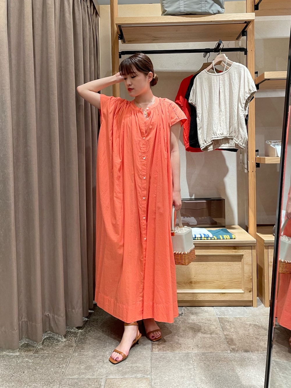 「夏コーデ、ゆったりコーデ、シンプルコーデ、体型カバー、休日コーデ、休日スタイル、夏、イエベ、ワンピース、オレンジ、綿100％、サンダル、ラクチンコーデ、おしゃれさんと繋がりたい」｜「RIVE DROITEの着心地楽ちん/コットンギャザーロングワンピース（ワンピース、オレンジ系）」を使った、RUNAさん（レディース・158cm）の夏コーディネートの1枚目の写真