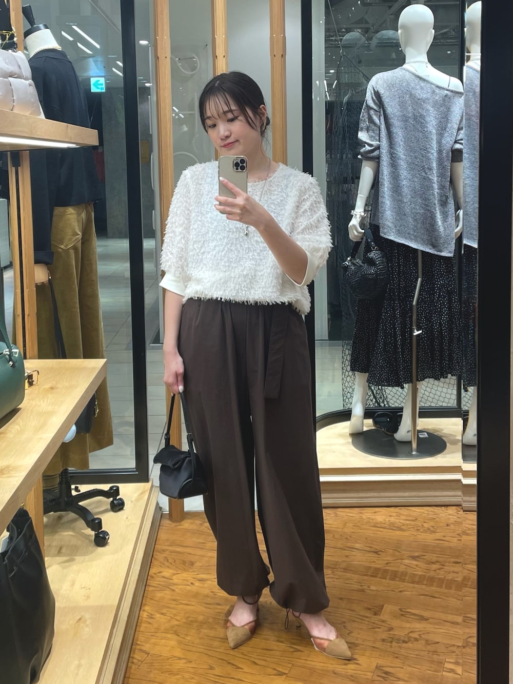 「ブラウス、ブラウスコーデ、ブラウン、ブラウンコーデ、フェザー、秋、秋コーデ、秋服、秋服準備はじめました、秋色、キレイめ、きれいめコーディネート、キレイめコーデ、オンオフ、オンオフ兼用」｜「RIVE DROITEの【着映え】リブ付きフリンジブラウス（シャツ/ブラウス、ホワイト系）」を使った、RUNAさん（骨格ウェーブ・レディース・158cm）の夏コーディネートの1枚目の写真