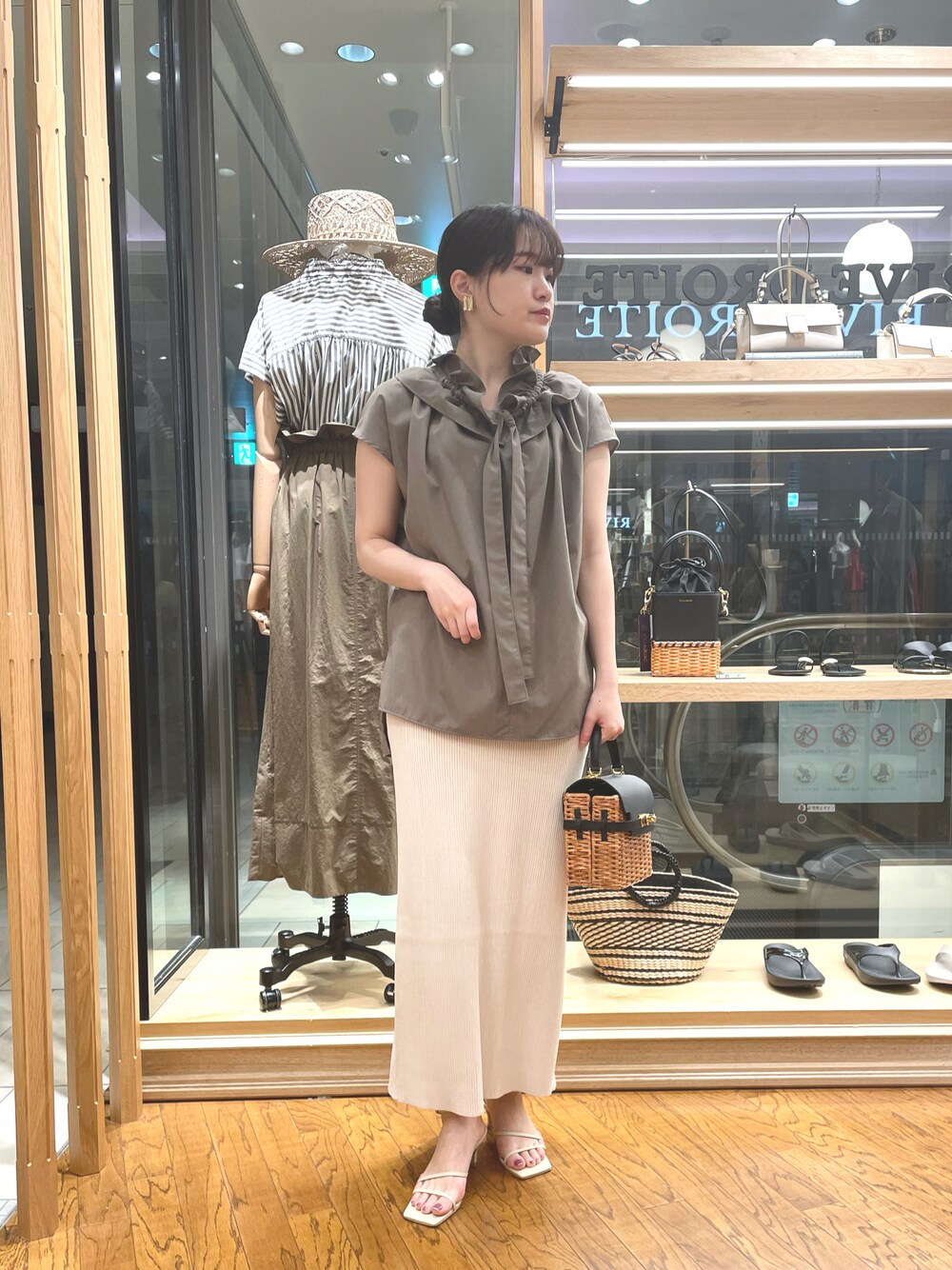 「休日スタイル、今日のコーデ、ラクチンコーデ、ベージュ、ブラウス、シンプル、スカートコーデ、ニットスカート、サンダル、カーキ、RIVEDROITE、スタッフコーデ」｜「RIVE DROITEのカジュアルにもキレイめにも◎/フレンチフリルカラーブラウス（シャツ/ブラウス、グリーン系）」を使った、RUNAさん（レディース・158cm）の春コーディネートの1枚目の写真