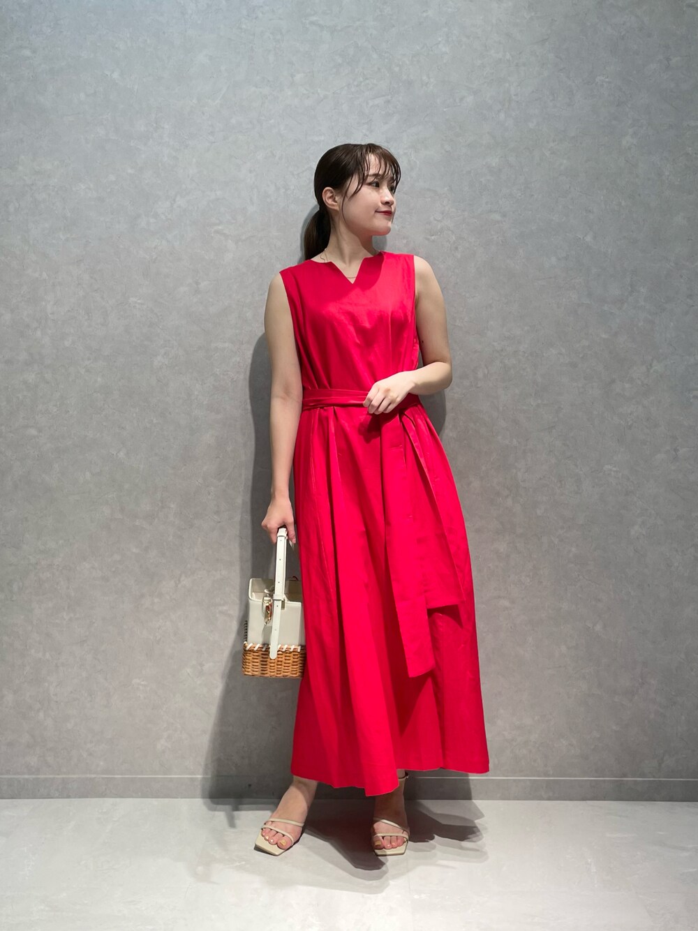 レッド系のワンピース、ホワイト系のショルダーバッグ、ベージュ系のサンダルを着用したレディースの夏コーディネートの1枚目の写真