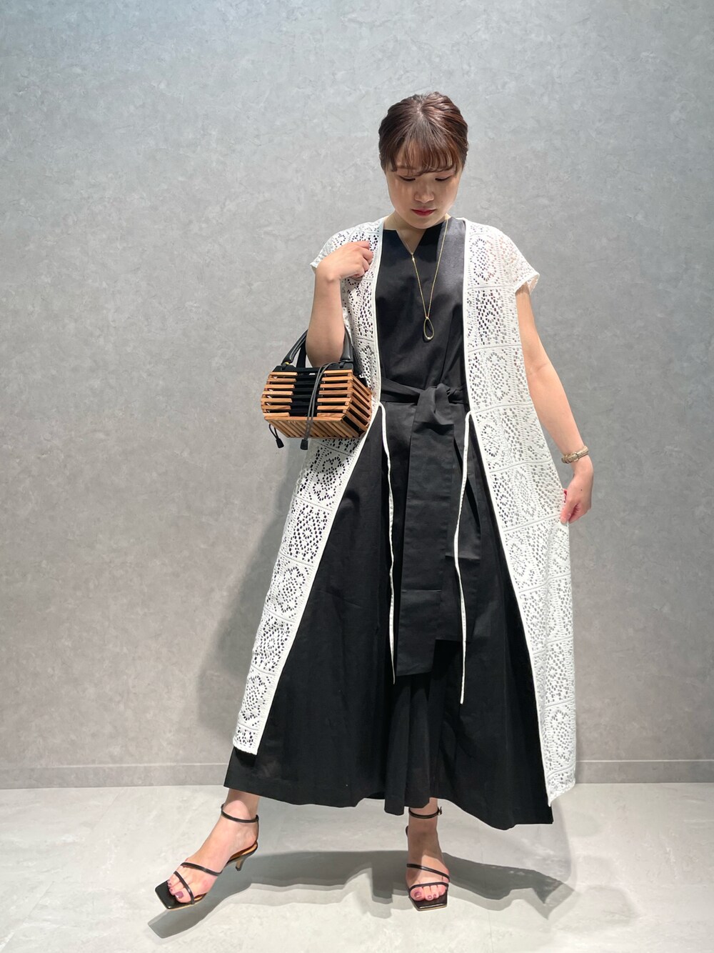 「シンプルコーデ、ワンピース、ワンピーススタイル、ジレ、レース、サンダル、夏コーデ、キレイめ、おでかけコーデ、休日スタイル、楽チンコーデ、今日のコーデ、ブラック、モノトーン」｜「RIVE DROITEの1枚で着映えする/リネンコットンノースリワンピース（ワンピース、ブラック系）」を使った、RUNAさん（レディース・158cm）の春コーディネートの1枚目の写真