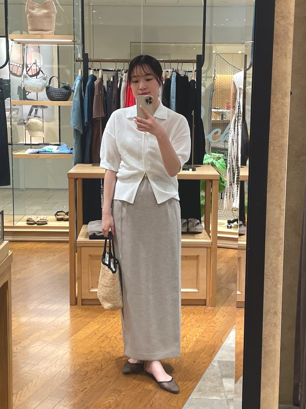 「ポロニット、ポロニットコーデ、タイトスカート、夏、夏コーデ、通勤、通勤コーデ、ホワイト、RIVEDROITE、お出かけ、お出かけコーデ、ワントーンコーデ、おでかけコーデ、オトナ女子、スカートスタイル」｜「RIVE DROITEの【抜け感】セミシアーZIPポロニット（パーカー、ホワイト系）」を使った、RUNAさん（骨格ウェーブ・レディース・158cm）の夏コーディネートの1枚目の写真