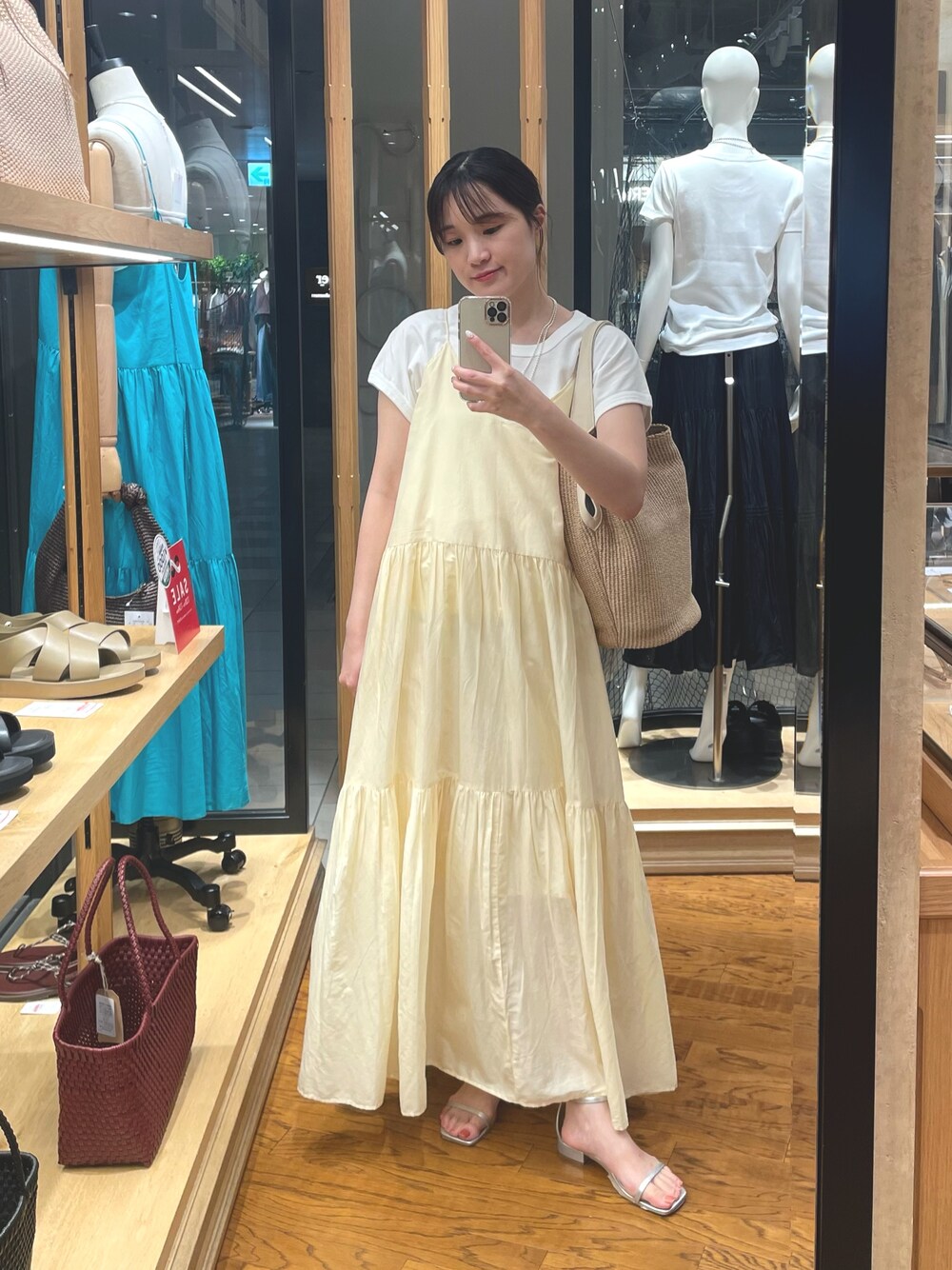 ホワイト系のワンピース、ホワイト系のTシャツ/カットソー、シルバー系のサンダルを着用したレディースの夏コーディネートの1枚目の写真