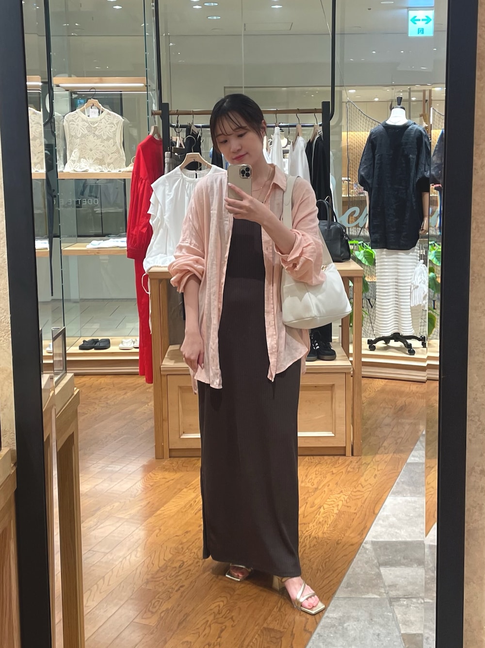 ピンク系のシャツ/ブラウス、ブラウン系のワンピース、ゴールド系のサンダルを着用したレディースの夏コーディネートの1枚目の写真