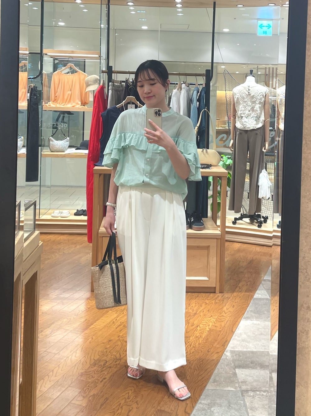 「ミントグリーン、お仕事、お仕事コーデ、フリルブラウス、ホワイトパンツ、スラックス、オンオフ兼用、夏服、夏コーデ、RIVEDROITE、リヴドロワ、ラクチンコーデ、キレイめコーデ、オフィススタイル、カラーコーデ」｜「RIVE DROITEの【着映え/二の腕カバー】ティアードフリルブラウス（シャツ/ブラウス、グリーン系）」を使った、RUNAさん（骨格ウェーブ・レディース・158cm）の夏コーディネートの1枚目の写真