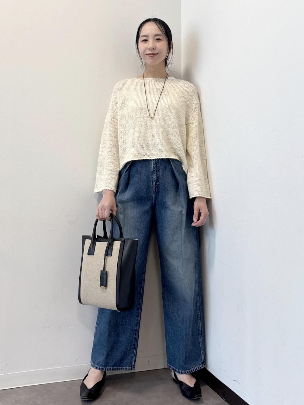 「bottoms、初夏コーデ、大人カジュアル、パンツスタイル、シンプルコーデ、ROPÉ、ストレート、ブルべ夏、敏感、トップス、ニット/セーター、パンツ、デニムパンツ、バッグ、ハンドバッグ」｜「ROPE'のAudrey Pumps （オードリー パンプス）【メディア掲載】（パンプス、ブラック系）」を使った、murataさん（レディース・162cm）の春コーディネートの1枚目の写真