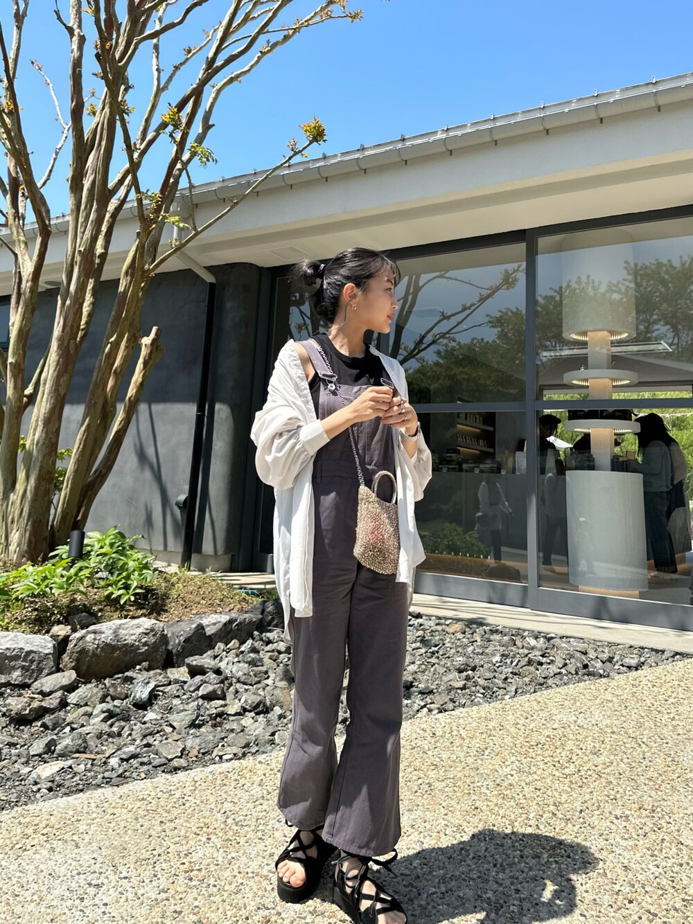 「オトナカジュアル、オーバーオール、きれいめカジュアル、今日のコーデ、オールインワン、楽チンコーデ、プチプラ、春夏コーデ、おでかけコーデ、休日スタイル、プチプラコーデ、低身長コーデ、ゆるパンツ」｜「URBAN RESEARCHのアイテム（サンダル、ブラック系）」を使った、akn  さん（レディース・156cm）の春コーディネートの1枚目の写真