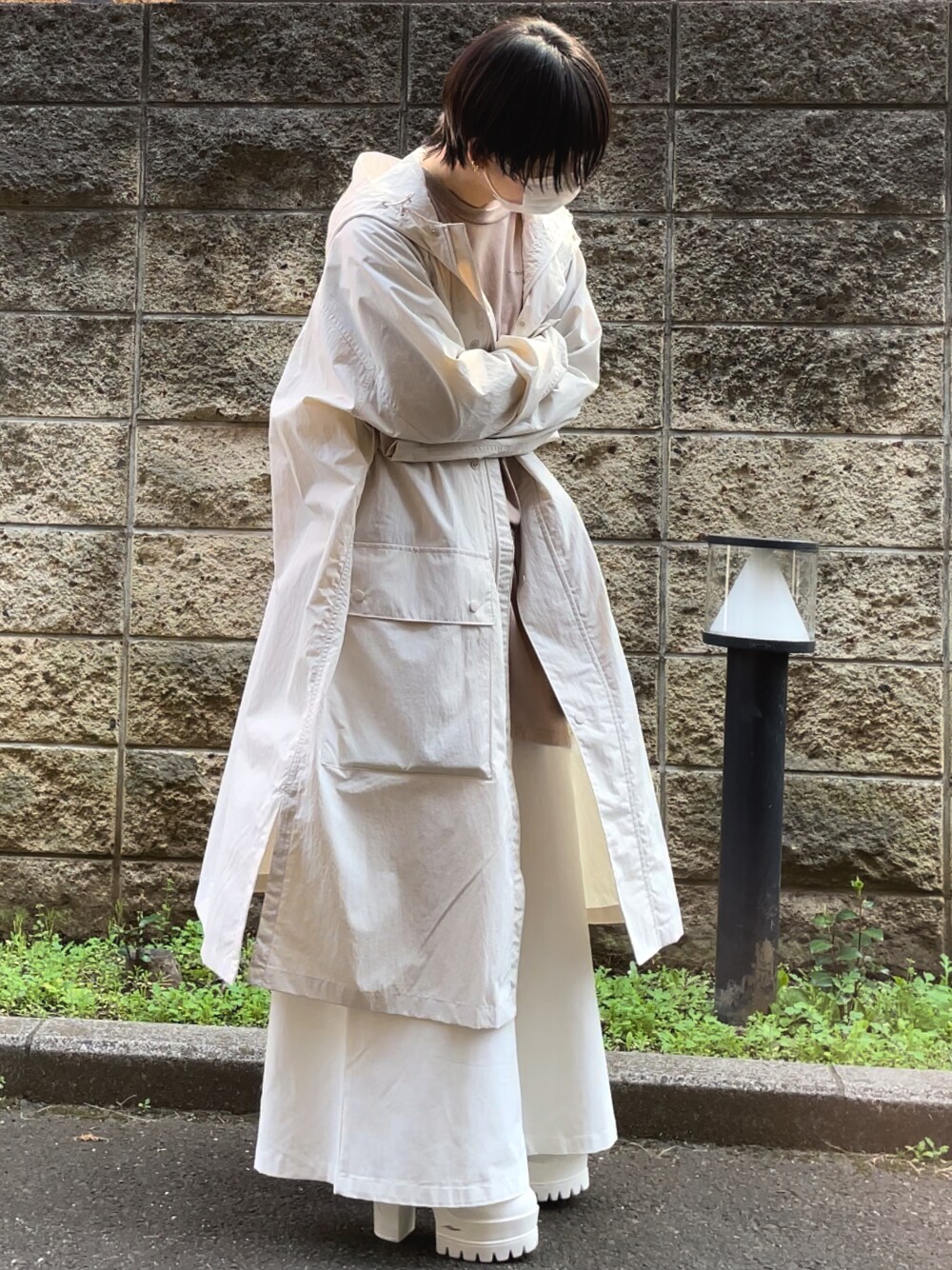 「春服コーデ、ラクチンコーデ、オトナ女子、カジュアル、お洒落さんとつながりたい、きれいめカジュアル、フーディー、淡色コーデ、低身長、ショートヘア、シンプルスタイル、モッズコート、ワイドパンツ、レイヤードスタイル」｜「UNIQLOのアイテム（ジャケット/アウター、ホワイト系）」を使った、お魚パラダイスさん（レディース・158cm）の春コーディネートの1枚目の写真