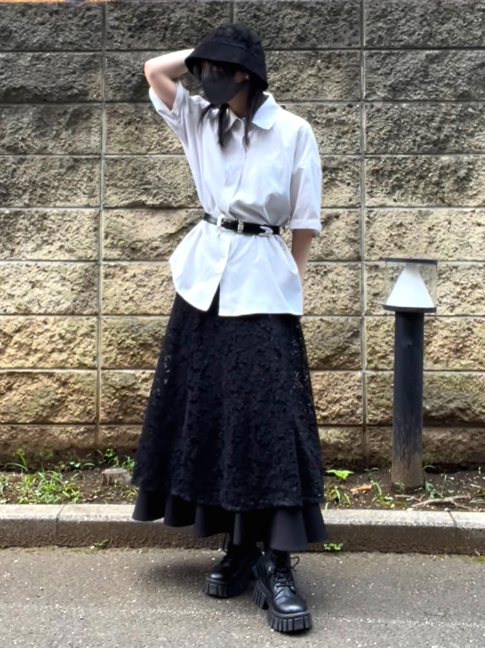「夏コーデ、モード、モノトーン、ウエストマーク、レイヤードスタイル、レーススカート、シャツスタイル」｜「SHIENのアイテム（シャツ/ブラウス、ホワイト系）」を使った、お魚パラダイスさん（レディース・158cm）の春コーディネートの1枚目の写真
