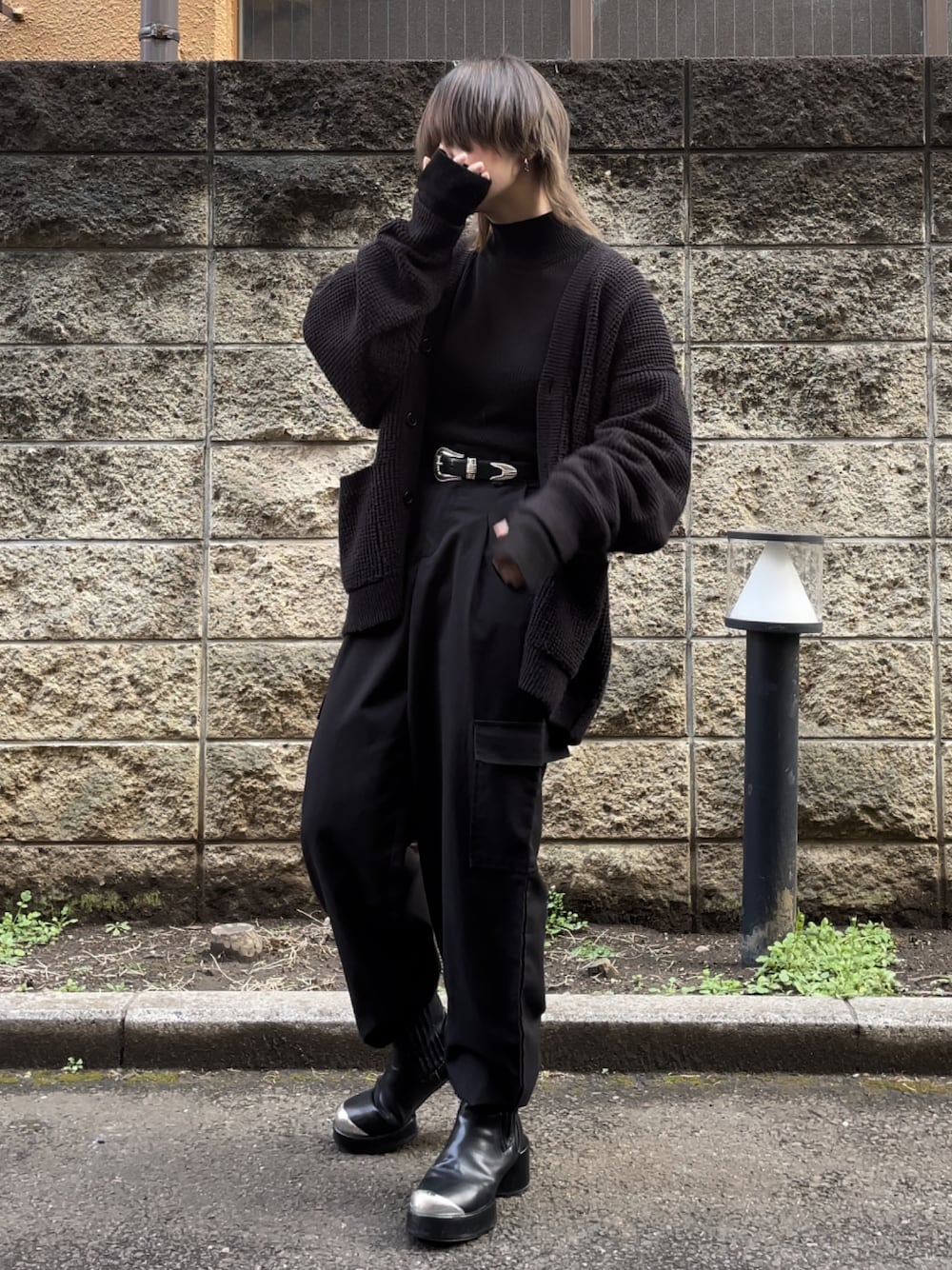 「オトナカジュアル、モノトーン、モノトーンコーデ、オールブラック、ALL BLACK、モード、モードストリート、低身長女子、お洒落さんとつながりたい、ワントーンコーデ」｜「no brandのアイテム（カーゴパンツ、ブラック系）」を使った、お魚パラダイスさん（レディース・158cm）の春コーディネートの1枚目の写真