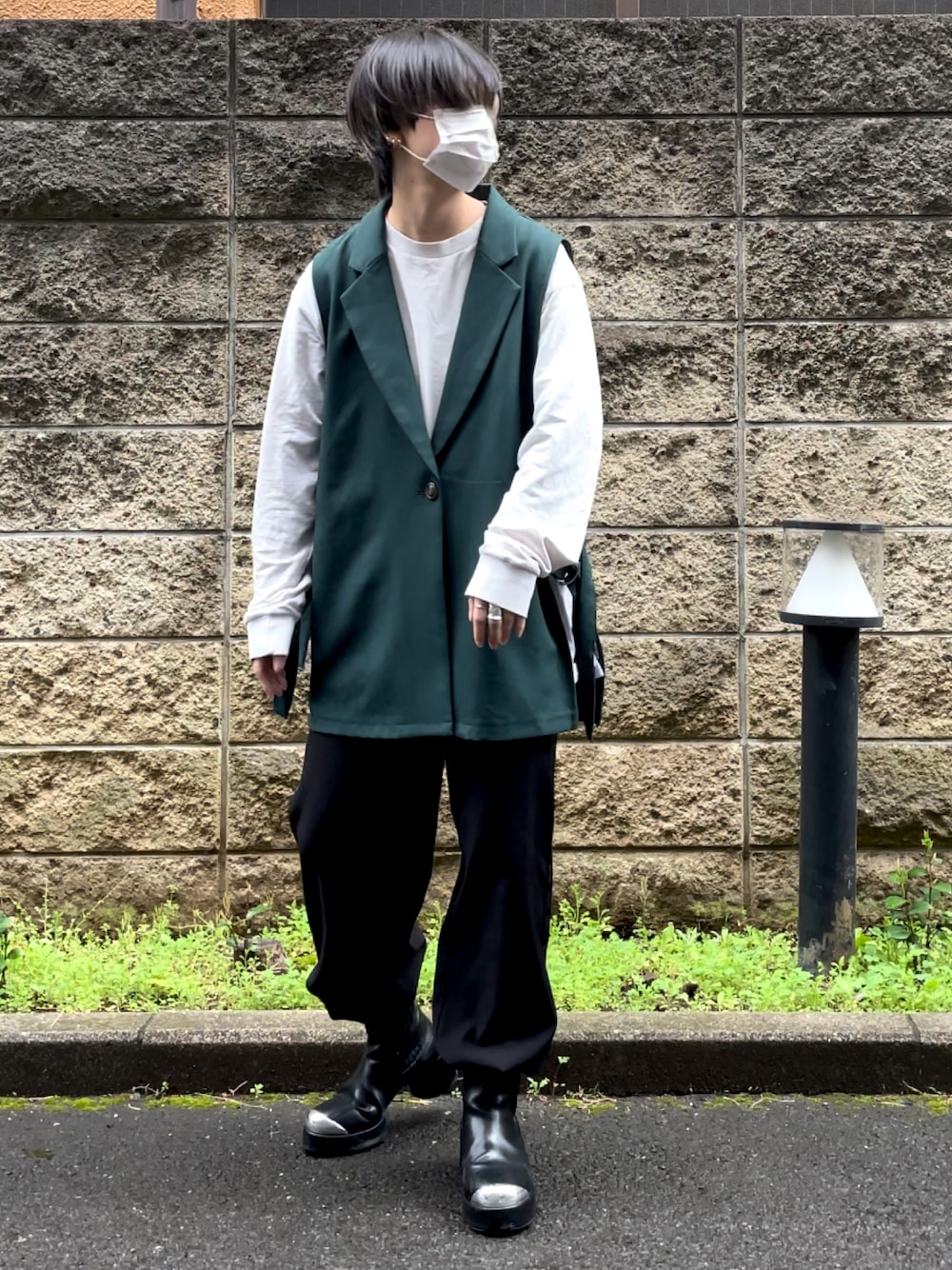「春服、大人カジュアル、休日コーデ、お出かけコーデ、パンツコーデ、春カラー、お洒落さんとつながりたい、シンプル、きれいめカジュアル、ジレ、シンプルコーデ、白Tシャツ」｜「HAREのメタルトゥサイドゴアブーツ(HARE)（ブーツ、ブラック系）」を使った、お魚パラダイスさん（レディース・158cm）の春コーディネートの1枚目の写真