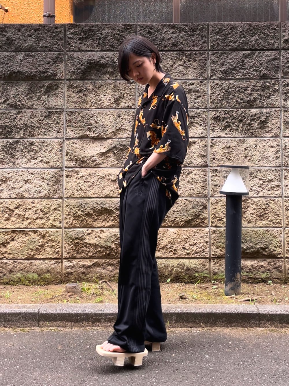 「シンプルコーデ、夏服、カジュアル、トラックパンツ、ニードルス、NEEDLES、下駄、柄シャツ」｜「Needlesの【会員様限定販売アイテム】（その他パンツ、ブラック系）」を使った、お魚パラダイスさん（レディース・158cm）の夏コーディネートの1枚目の写真