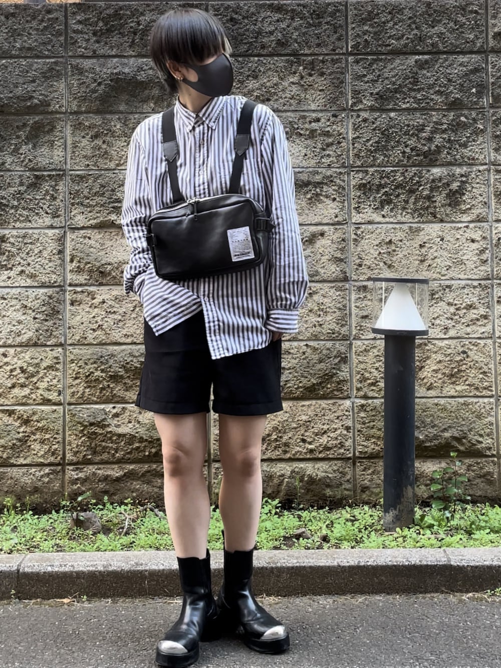「春服コーデ、休日コーデ、パンツスタイル、ラクチンコーデ、ハーフパンツ、ボディバッグ、チェストバッグ、ストライプシャツ、ストライプ、ブーツ、オトナ女子、低身長女子」｜「no brandのアイテム（その他パンツ、ブラック系）」を使った、お魚パラダイスさん（レディース・158cm）の春コーディネートの1枚目の写真