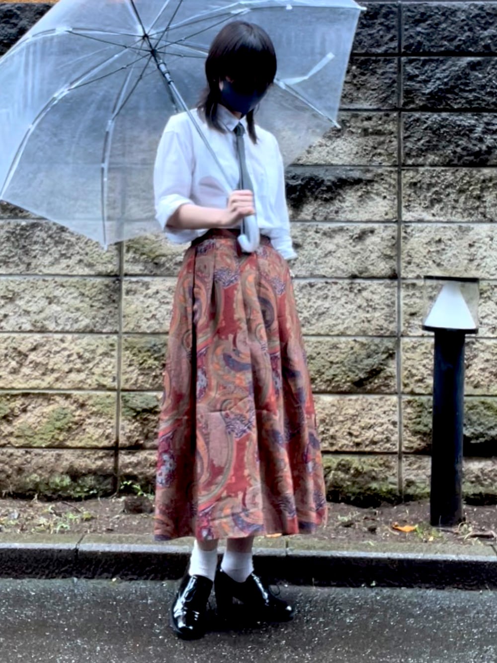 「カジュアルコーデ、春、オトナ女子、おしゃれさんと繋がりたい、オトナカワイイ、キレイめコーデ、雨の日コーデ、柄スカート、シャツスタイル、ネクタイ、ネクタイコーデ」｜「ODETTE E ODILEのOFC レースアップ ショートブーツ60（ブーツ、ブラック系）」を使った、お魚パラダイスさん（レディース・158cm）の春コーディネートの1枚目の写真