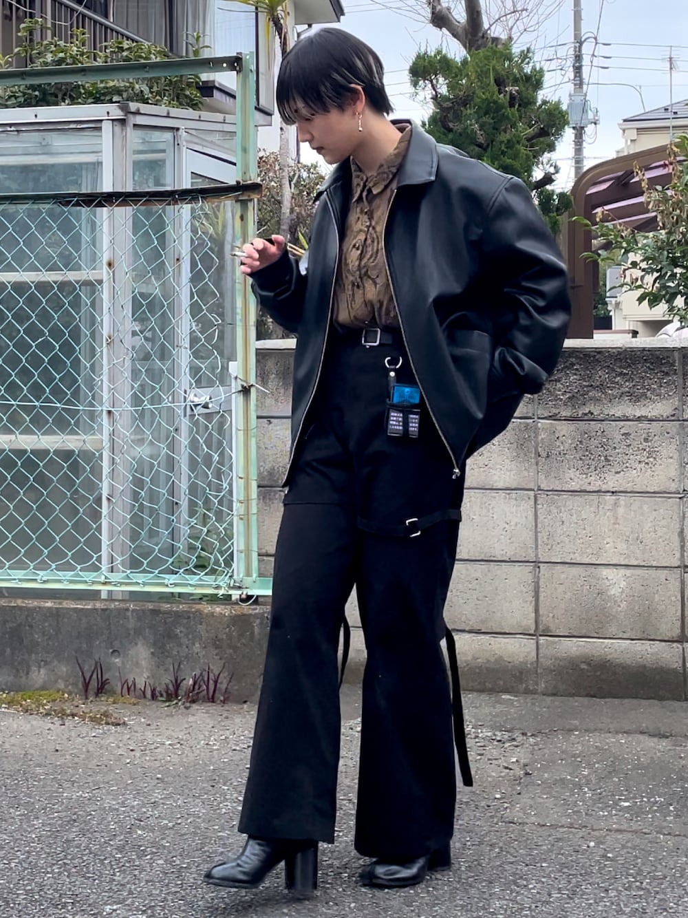 「春、柄シャツ、モード、フレアパンツ、ストレートパンツ、レザージャケット、ヒールブーツ、足袋ブーツ」｜「Maison Margielaのアイテム（ブーツ、ブラック系）」を使った、お魚パラダイスさん（レディース・158cm）の春コーディネートの1枚目の写真