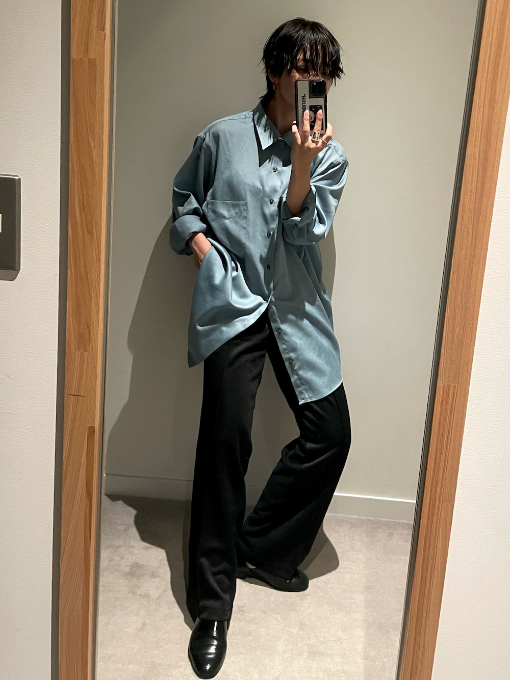 「大人女子、メンズファッション、メンズライク、ニードルス、NEEDLES、トラックパンツ、シャツスタイル、シャツ」｜「Needlesの【会員様限定販売アイテム】（その他パンツ、ブラック系）」を使った、お魚パラダイスさん（レディース・158cm）の冬コーディネートの1枚目の写真