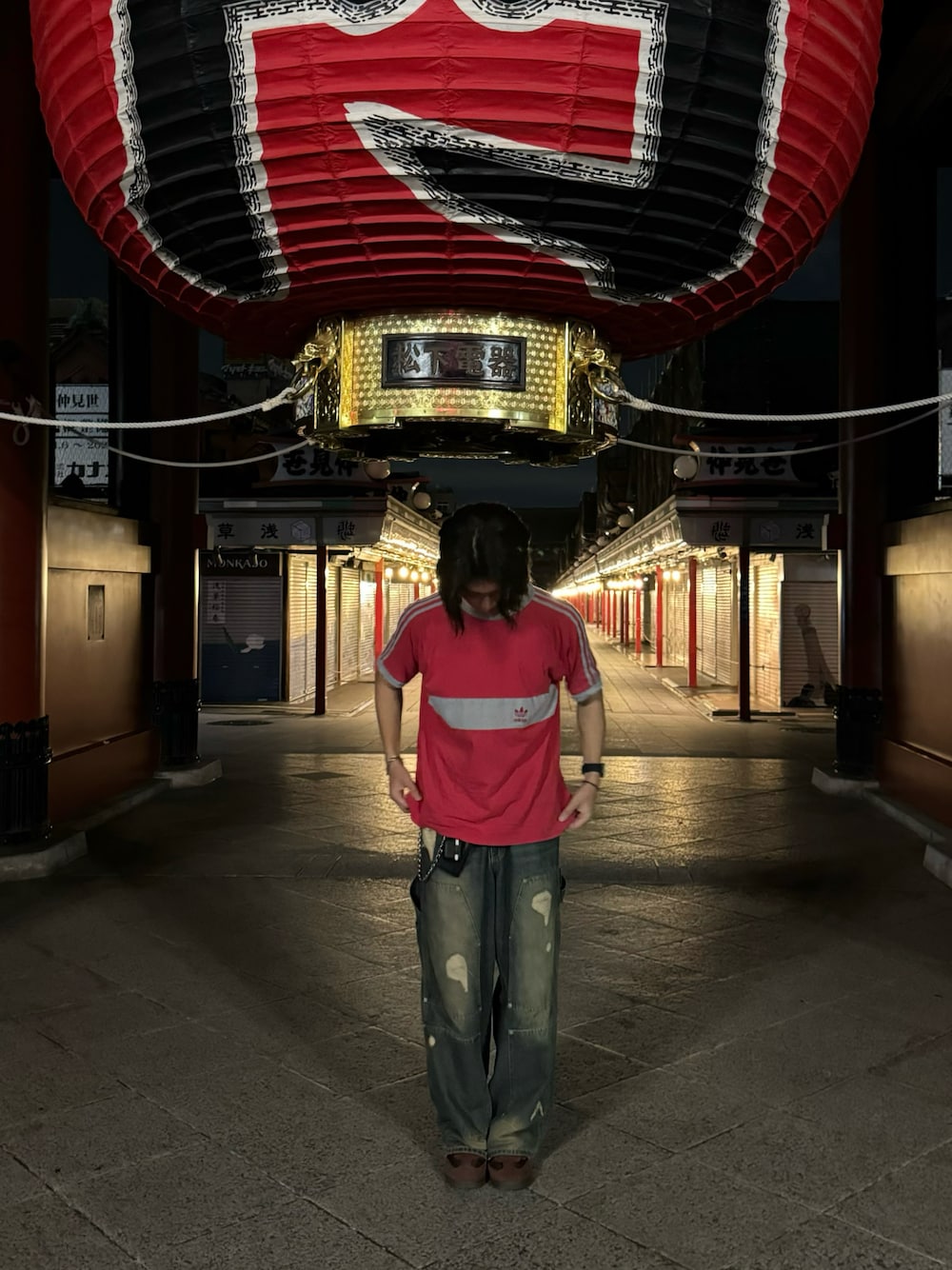 「adidas Originalsのアイテム（Tシャツ/カットソー、レッド系）」を使った、shun10fさん（メンズ・175cm）の春コーディネートの1枚目の写真