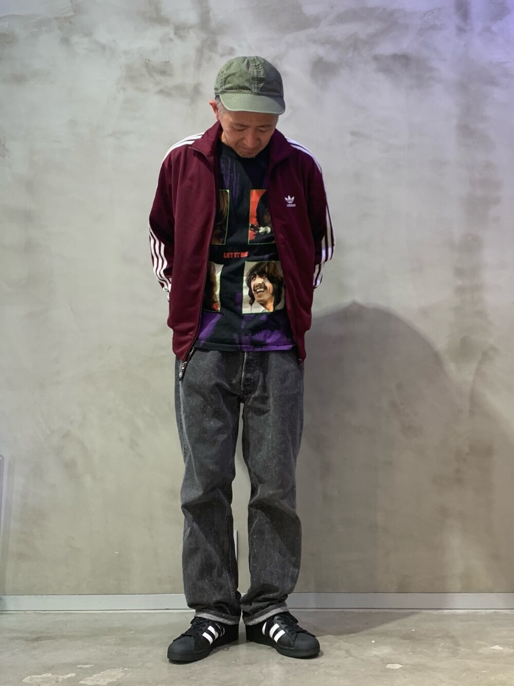 レッド系のジャージ、ホワイト系のスニーカーを着用したメンズの夏コーディネートの1枚目の写真