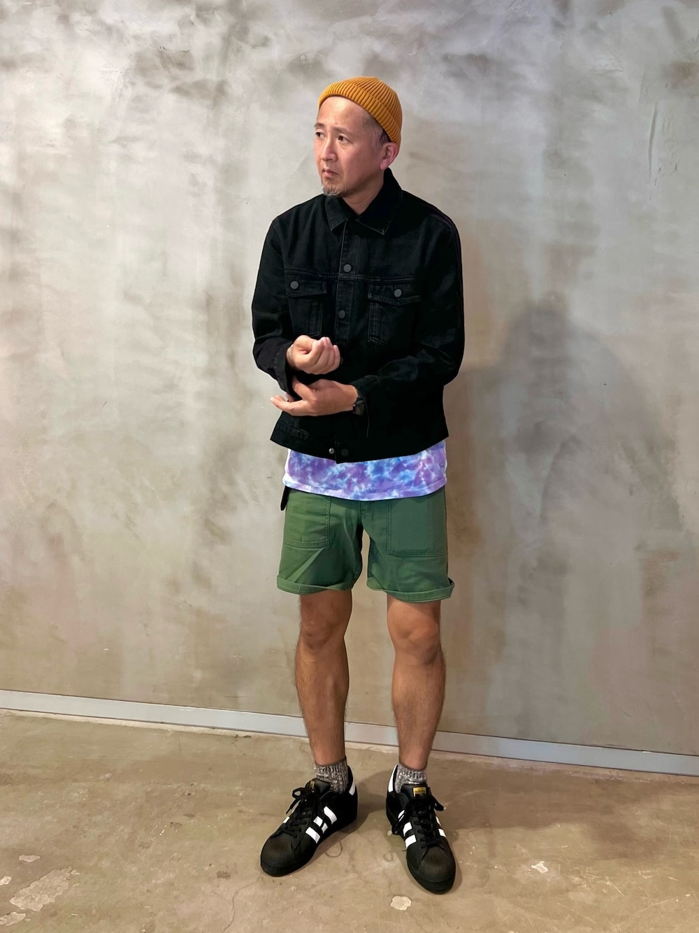 「スニーカー、デニム、スタッフコーデ、デニムジャケット、adidas、adidas originals、アディダスオリジナルス、スーパースター、KseniaSchnaider、クセニア・シュナイダー」｜「adidasのadidas × KSENIASCHNAIDER デニムジャケット（デニムジャケット、ブラック系）」を使った、KHさん（メンズ・174cm）の夏コーディネートの1枚目の写真
