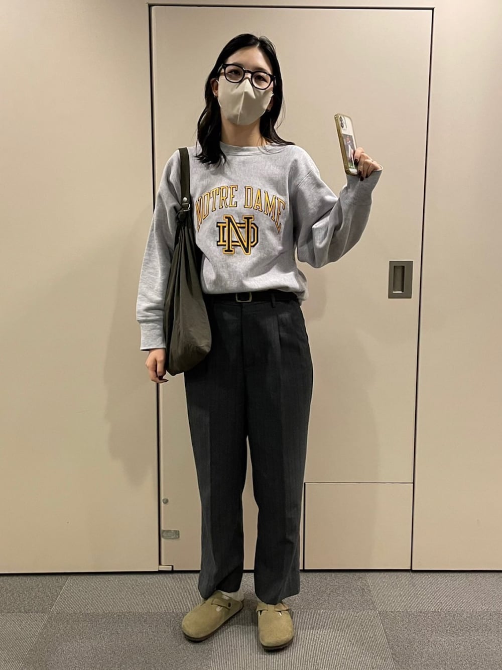 「スウェットコーデ、スウェット、お洒落さんとつながりたい、春服みてみて、スラックスコーデ、リバースウィーブ、ビルケンシュトック、ビルケンシュトック ボストン、古着好きな人と繋がりたい、古着コーデ」｜「BIRKENSTOCKの【BIRKENSTOCK/ビルケンシュトック】 BOSTON SUEDE LEATHER（スリッポン、ベージュ系）」を使った、39hukuさん（レディース・164cm）の春コーディネートの1枚目の写真