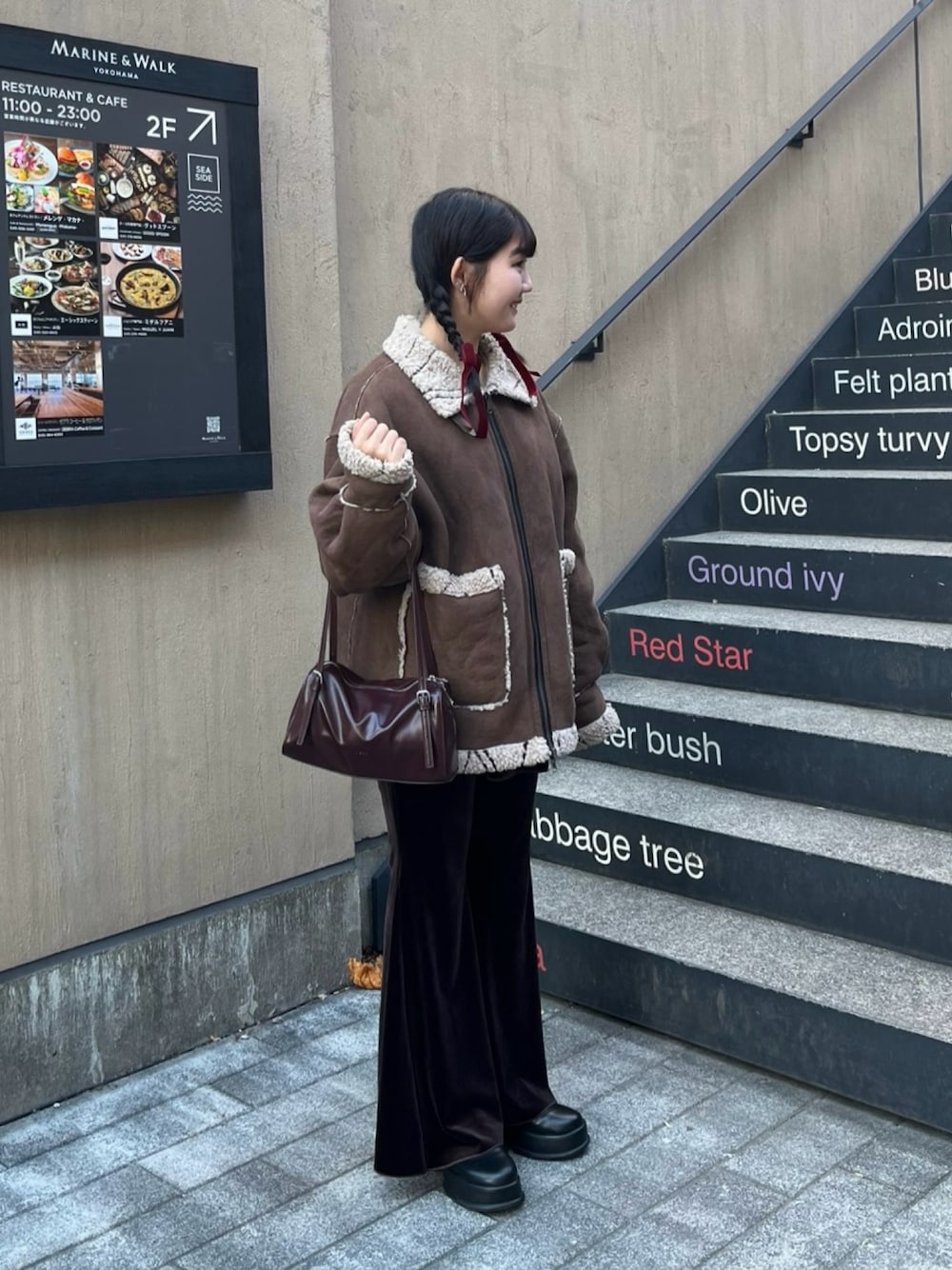 「最近のいい感じコーデ、マイベストコーデ2024、クリスマスに着たい服、冬コーデ、冬のコーデ、お出かけコーデ、デートコーデ、ブラウンコーデ、ワントーンコーデ、カジュアルコーデ、大人カジュアル、ムートンジャケット、アウター、ベロアパンツ、Kastane」｜「Kastaneの【2023AWカタログ掲載/リバーシブル】ウェーブボアフライトジャケット（ムートンコート、ブラウン系）」を使った、Aoha.さん（レディース・160cm）の冬コーディネートの1枚目の写真