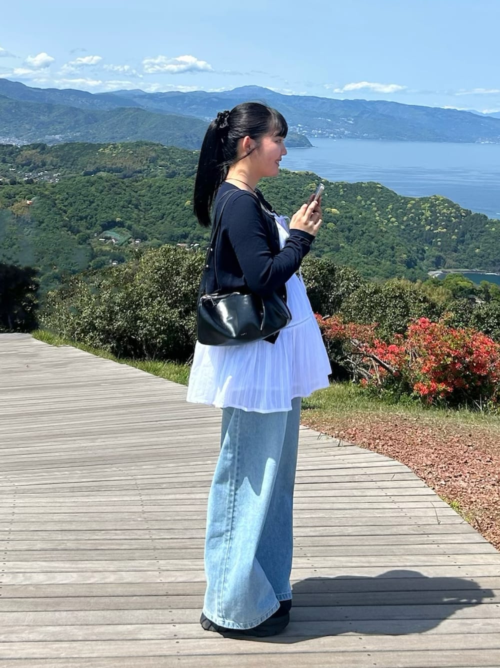 「最近のいい感じコーデ、春コーデ、初夏コーデ、WEARyouthコーデ、ワントーンコーデ、ブルーコーデ、カーディガンコーデ、デニムコーデ、レイヤードスタイル、カーディガン、キャミワンピ、デニム、TINA:JOJUN、mline、Kastane」｜「TINA：JOJUNの小花柄 レース付きキャミソール TINA：JOJUN（キャミソール、ホワイト系）」を使った、Aoha.さん（レディース・160cm）の春コーディネートの1枚目の写真