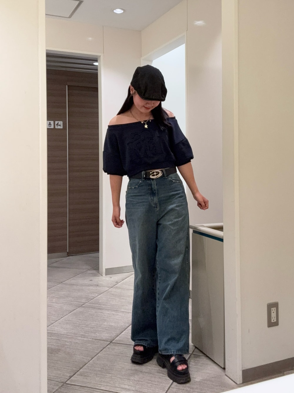 「夏ルックで気分アップ、夏コーデ、夏服コーデ、WEARyouthコーデ、お出かけコーデ、デニムコーデ、カジュアルコーデ、カジュアル、ラフ、半袖スウェット、デニム、厚底サンダル、ハンチング、mline、Kastane」｜「mlineの[mline]半袖ロゴスウェット（Tシャツ/カットソー、ブルー系）」を使った、Aoha.さん（レディース・160cm）の夏コーディネートの1枚目の写真