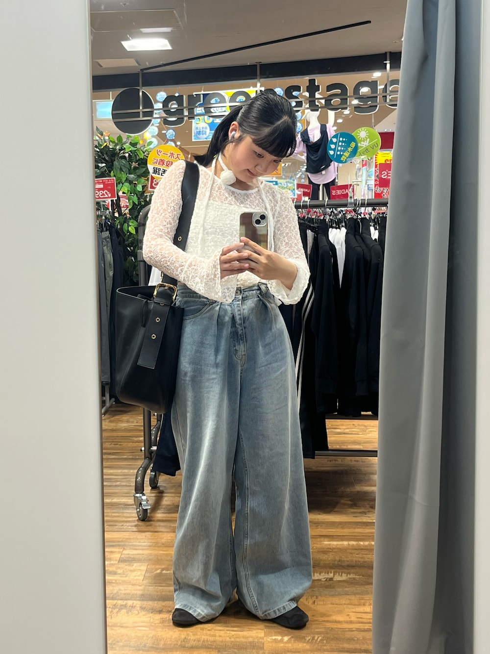 「春コーデ、夏コーデ、春夏コーデ、WEARyouthコーデ、カジュアルコーデ、シンプルコーデ、デニムコーデ、韓国コーデ、レーストップス、ボディスーツ、デニム、スニーカー、ショルダーバッグ、mline、Kastane」｜「mlineの[mline]ボディスーツ レースチョーカー（シャツ/ブラウス、ホワイト系）」を使った、Aoha.さん（レディース・160cm）の春コーディネートの1枚目の写真