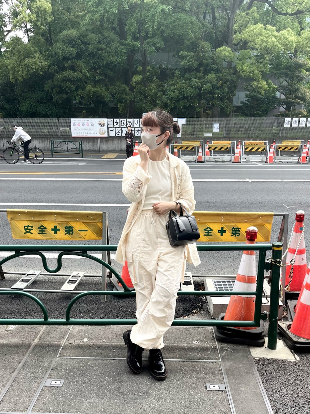 「お出かけコーデ日記、お出かけコーデ、ホワイトコーデ、カジュアルコーデ、春コーデ、シンプルコーデ、モノトーンコーデ、モノトーン、レースジャケット、アメスリ、カーゴパンツ、Kastane、mystic、ootd、おしゃれさんと繋がりたい」｜「mysticのloti ボックスボストンBAG（トートバッグ、ブラック系）」を使った、Aoha.さん（レディース・160cm）の春コーディネートの1枚目の写真