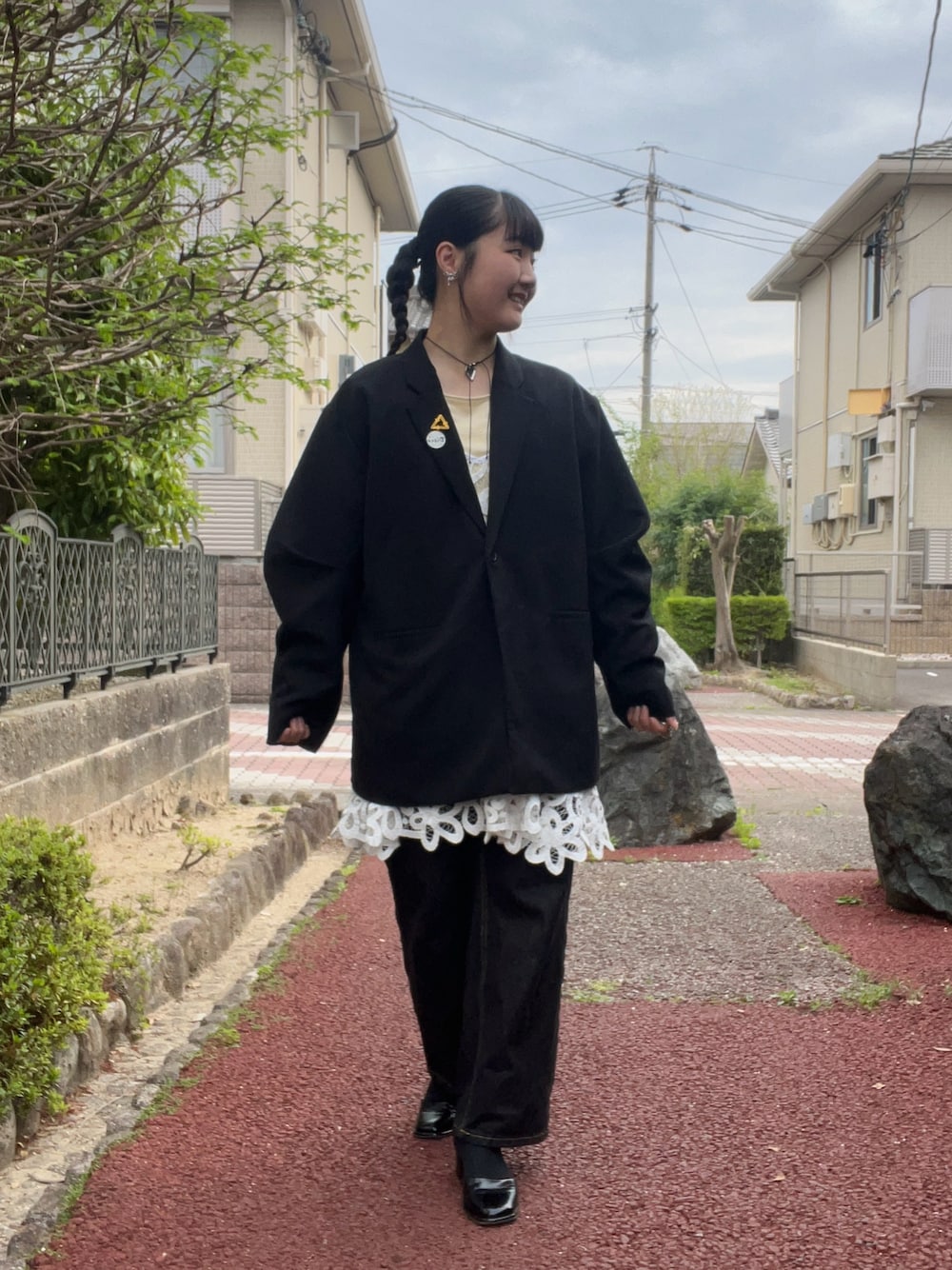「最近のいい感じコーデ、春コーデ、WEARyouthコーデ、モノトーンコーデ、カジュアルコーデ、お出かけコーデ、ジャケットスタイル、レイヤードスタイル、休日スタイル、ジャケット、チュニック、デニム、パンプス、Kastane、kastane_ootd」｜「Kastaneの【2024SSカタログ掲載/新色追加】デザインオーバージャケット（テーラードジャケット、ブラック系）」を使った、Aoha.さん（レディース・160cm）の春コーディネートの1枚目の写真