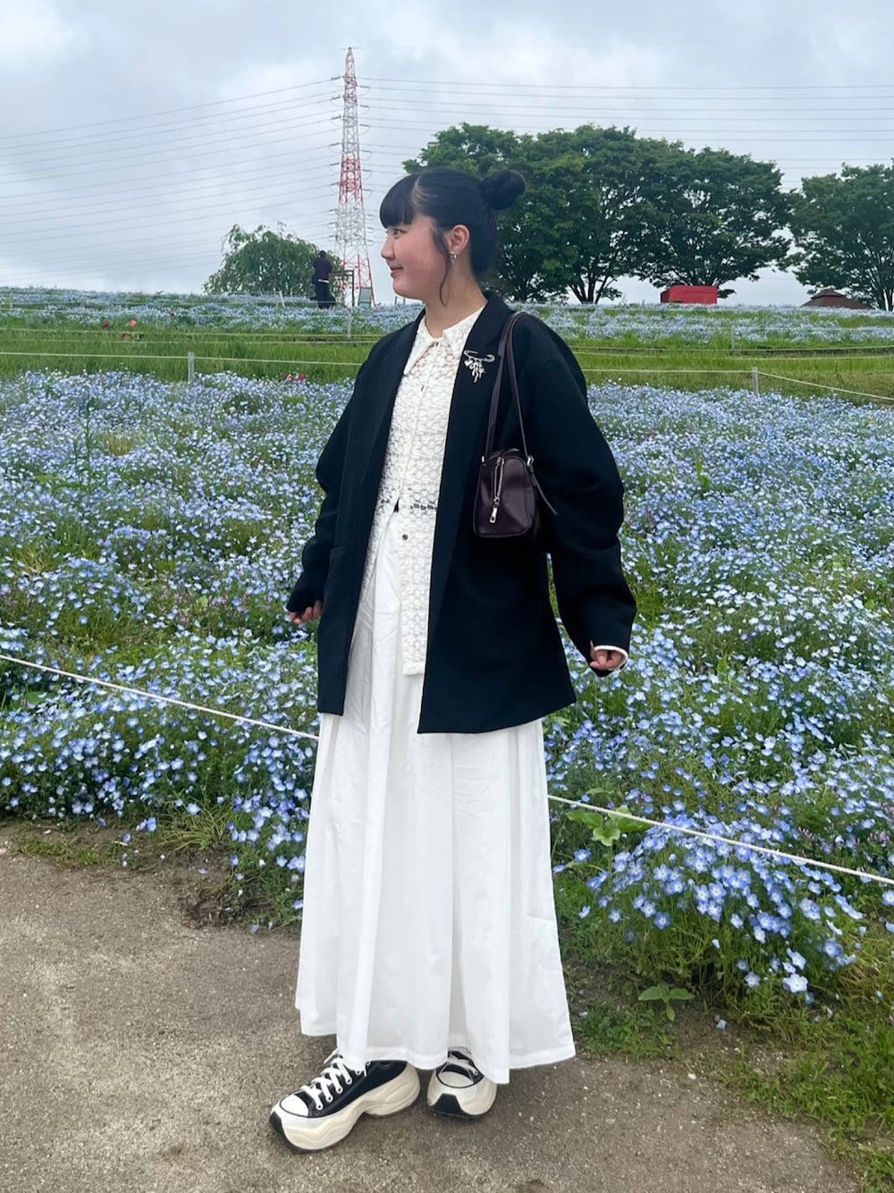 「最近のいい感じコーデ、WEARyouthコーデ、春コーデ、お出かけコーデ、モノトーンコーデ、ワントーンコーデ、ネモフィラ、休日スタイル、ジャケット、レーストップス、カーディガン、スカート、厚底スニーカー、厚底シューズ、mystic」｜「Kastaneの【2024SSカタログ掲載/新色追加】デザインオーバージャケット（テーラードジャケット、ブラック系）」を使った、Aoha.さん（レディース・160cm）の春コーディネートの1枚目の写真