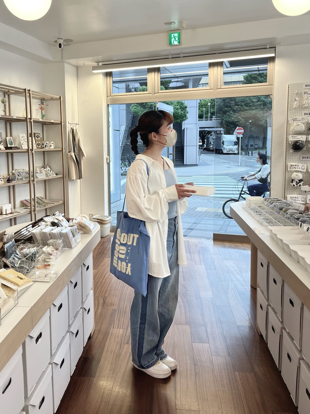 「ブルーコーデ、WEARyouthコーデ、初夏コーデ、おでかけコーデ、シンプルコーデ、カジュアルコーデ、スニーカーコーデ、着回しコーデ、オトナカジュアル、シャツスタイル、デニム、ラインパンツ、Kastane、ootd、おしゃれさんと繋がりたい」｜「KastaneのバックギャザーBIGシャツ（シャツ/ブラウス、ホワイト系）」を使った、Aoha.さん（レディース・160cm）の春コーディネートの1枚目の写真