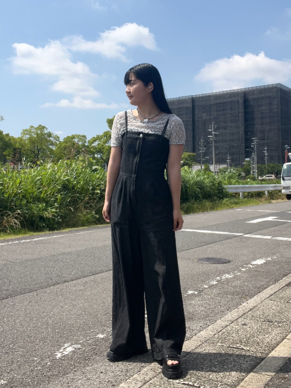 「夏コーデ、初夏コーデ、夏だ！Tシャツ着よう！、着回しコーデ、お出かけコーデ、デートコーデ、モノトーンコーデ、シンプルコーデ、カジュアルコーデ、サンダルコーデ、休日スタイル、Tシャツ、デニムサロペット、グルカサンダル、Kastane」｜「Kastaneの【2WAY/リバーシブル仕様】レースフラワープリントTEE（Tシャツ/カットソー、ホワイト系）」を使った、Aoha.さん（レディース・160cm）の夏コーディネートの1枚目の写真