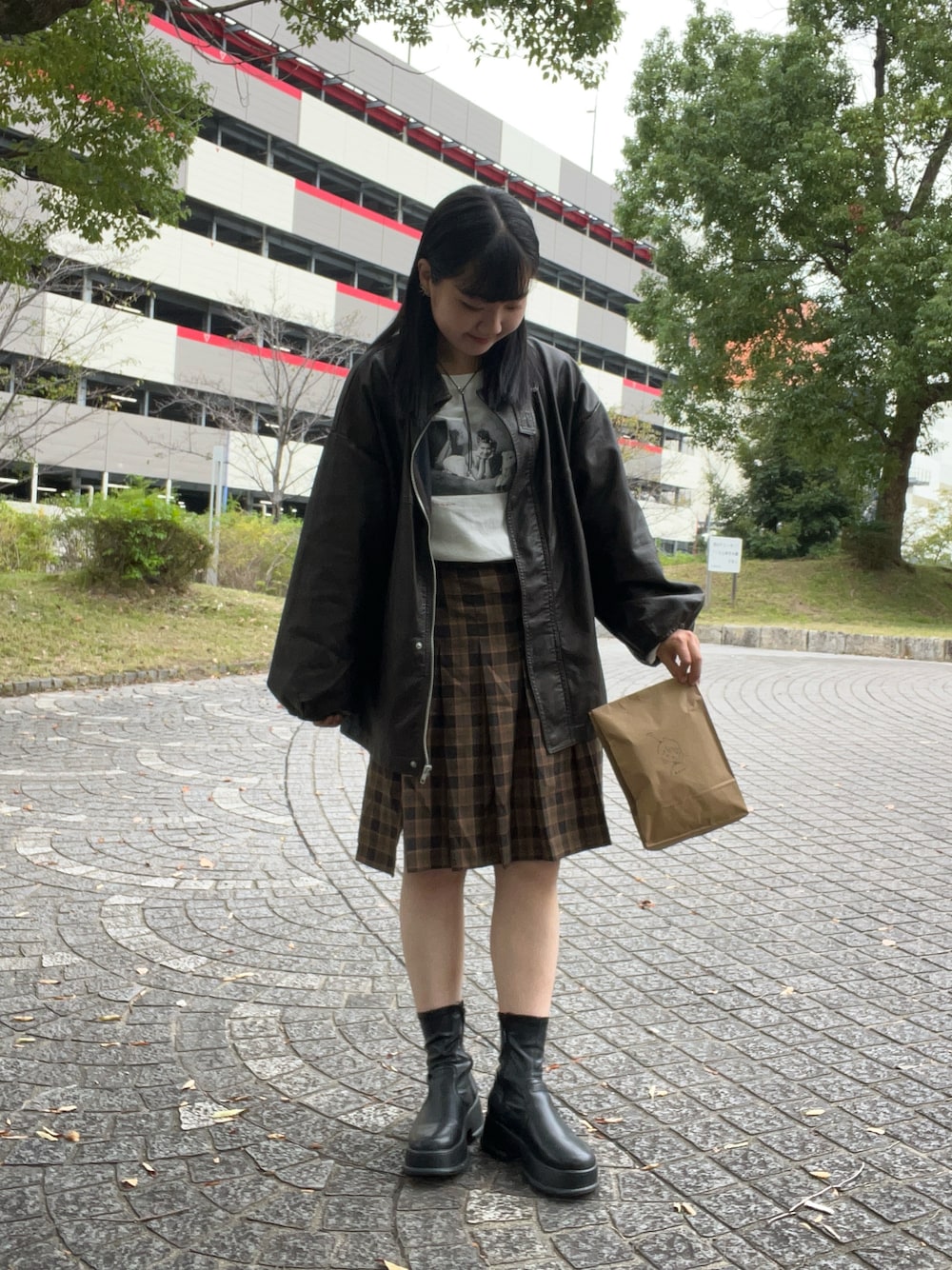 「最近のいい感じコーデ、秋コーデ、冬コーデ、お出かけコーデ、休日コーデ、デートコーデ、カジュアルコーデ、カジュアルガーリー、大人カジュアル、休日スタイル、レザージャケット、ロンT、ラップスカート、チェックスカート、ブーツ」｜「mysticの【サイズ展開あり】フェイクレザージャケット（その他アウター、ブラウン系）」を使った、Aoha.さん（レディース・160cm）の秋コーディネートの1枚目の写真