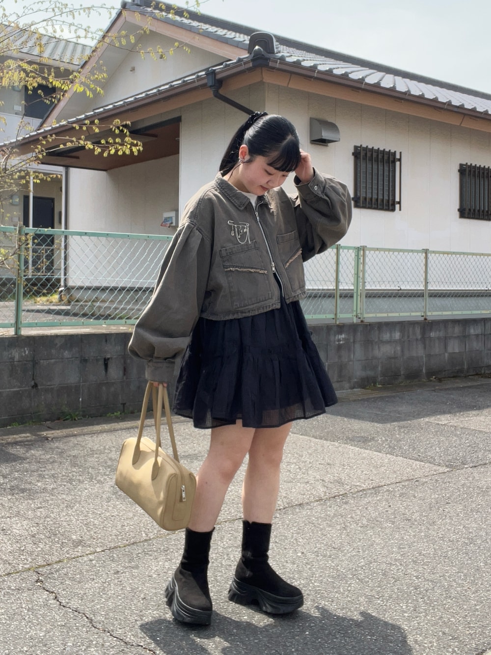 「春めき満開コーデ、WEARタイアップ、WEARyouthコーデ、春コーデ、お出かけコーデ、休日スタイル、レイヤードスタイル、モノトーン、トレンド、Gジャン、チュニック、ブーツ、スウェード、Kastane、kastane_ootd」｜「Kastaneの【セットアップ対応】デニムダブルZIPクロップドジャケット（デニムジャケット、グレー系）」を使った、Aoha.さん（レディース・160cm）の春コーディネートの1枚目の写真