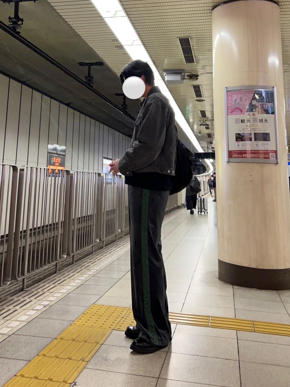 「休日コーデ、春服、お洒落さんとつながりたい、服好きな人と繋がりたい、デニムジャケット、トラックパンツ、革靴」｜「soerteのFede denim jacke/フェードデニムジャケット（デニムジャケット、グレー系）」を使った、y111nさん（メンズ・184cm）の春コーディネートの1枚目の写真