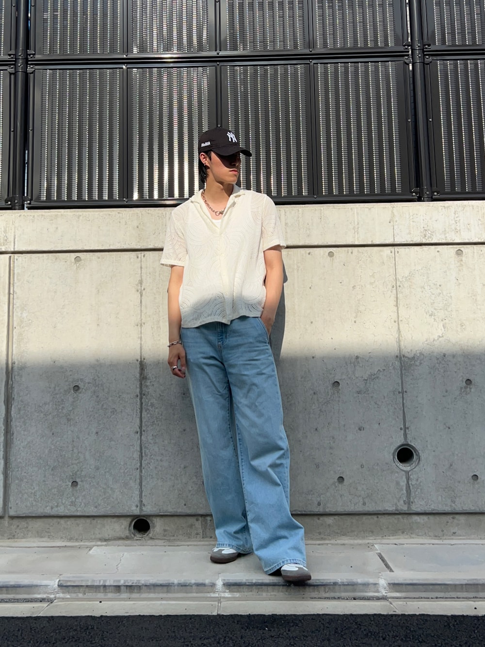 「夏コーデ、シャツスタイル、おしゃれさんと繋がりたい、服好きな人と繋がりたい、シアーシャツ、デニム、ワイドデニム、スニーカー、アディダス、今日のコーデ」｜「ZARAのアイテム（デニムパンツ、ブルー系）」を使った、y111nさん（メンズ・184cm）の春コーディネートの1枚目の写真