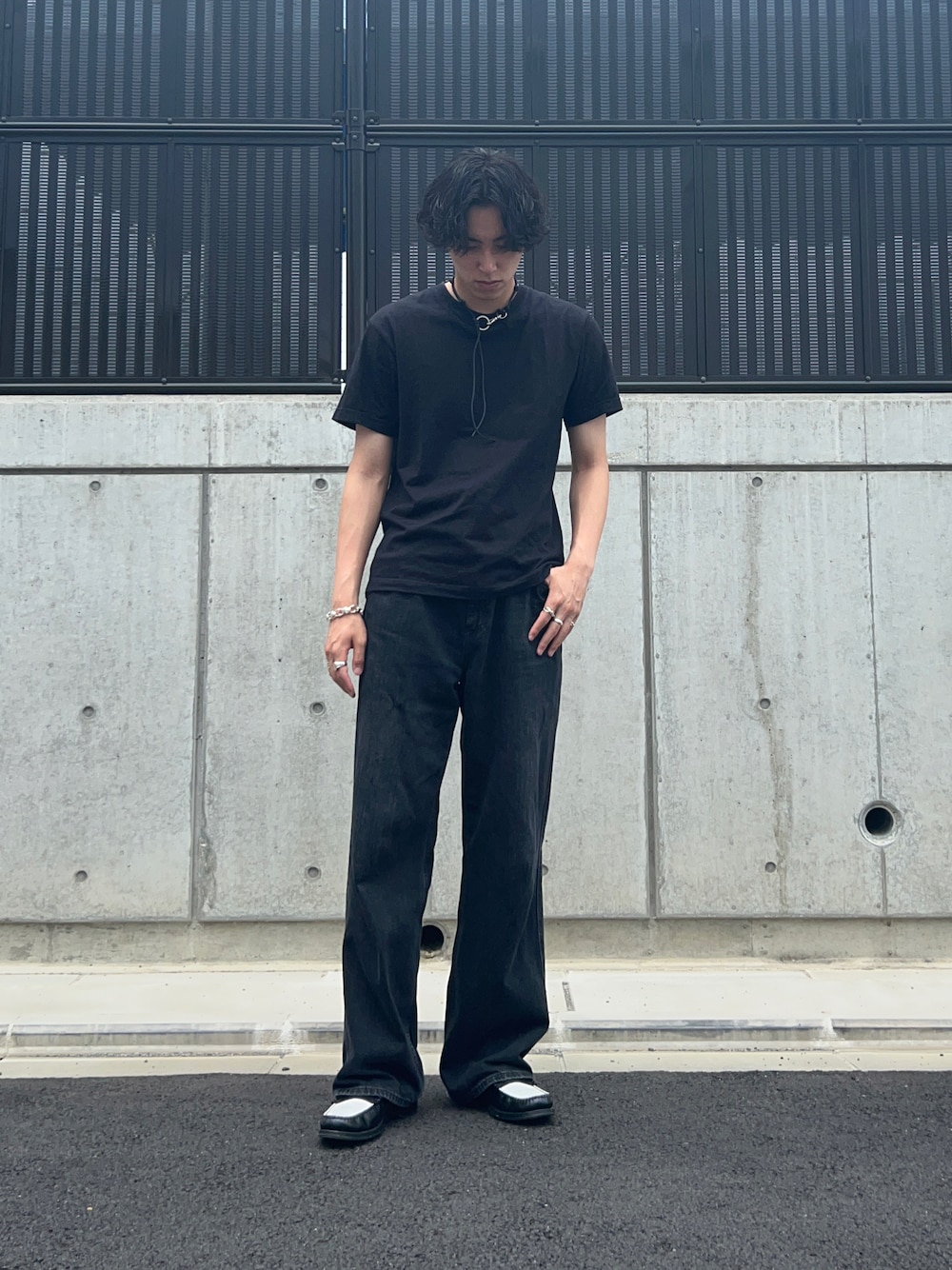 「WEARyouthコーデ、夏だ！Tシャツ着よう！、今日のコーデ、休日コーデ、夏コーデ、夏、シンプル、ブラックコーデ、古着MIX、Tシャツ、ワイドデニム、デニム、ローファー、お洒落さんとつながりたい」｜「HANESのHanes/へインズ BEEFY/ビーフィー 無地 クルーネック 半袖Tシャツ/パックT（Tシャツ/カットソー、ブラック系）」を使った、y111nさん（メンズ・184cm）の夏コーディネートの1枚目の写真