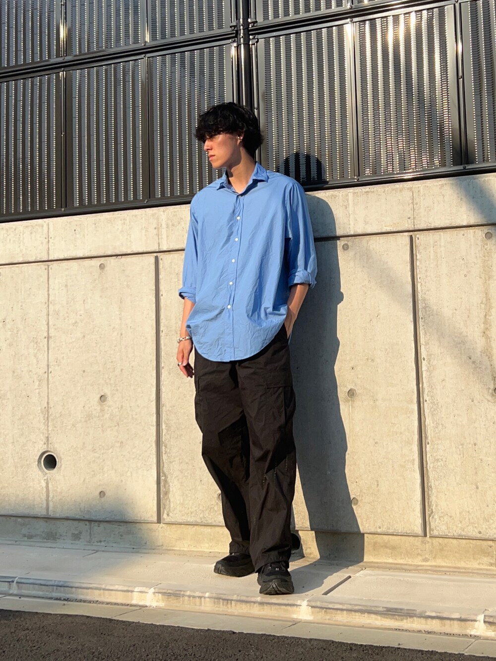 「休日スタイル、休日コーデ、シャツコーデ、シャツ、カーゴパンツ、スニーカー、おしゃれさんと繋がりたい、このスタイルがお気に入り」｜「L'ECHOPPEのアイテム（シャツ/ブラウス、ブルー系）」を使った、y111nさん（メンズ・184cm）の夏コーディネートの1枚目の写真