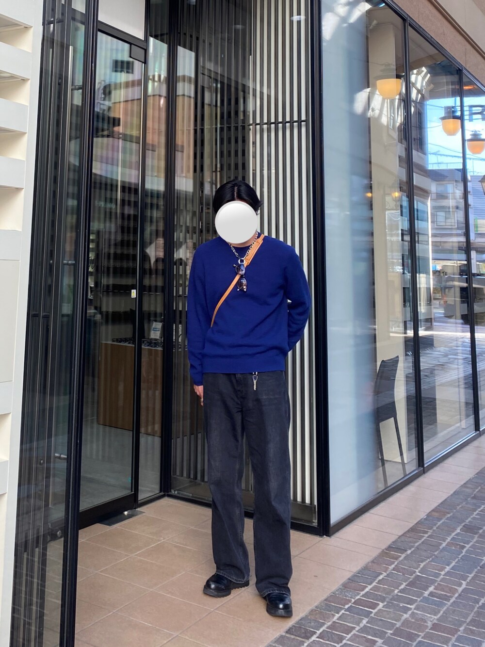 「大人カジュアル、カジュアルコーデ、メンズファッション、休日スタイル、デニムパンツ、outfit、サングラス、ニット、ブルー、デニム」｜「UNIQLOのアイテム（デニムパンツ、ブラック系）」を使った、y111nさん（メンズ・184cm）の春コーディネートの1枚目の写真