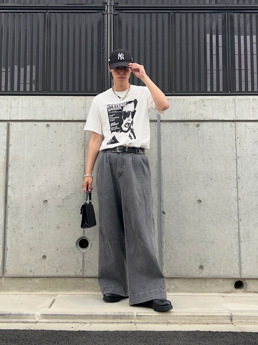 「今日のコーデ、夏コーデ、キャップ、Tシャツ、デニム、ワイドデニム、ワイドパンツ、革靴、おしゃれさんと繋がりたい」｜「HYSTERIC GLAMOURのHYS COSMETICS Tシャツ（Tシャツ/カットソー、ホワイト系）」を使った、y111nさん（メンズ・184cm）の夏コーディネートの1枚目の写真