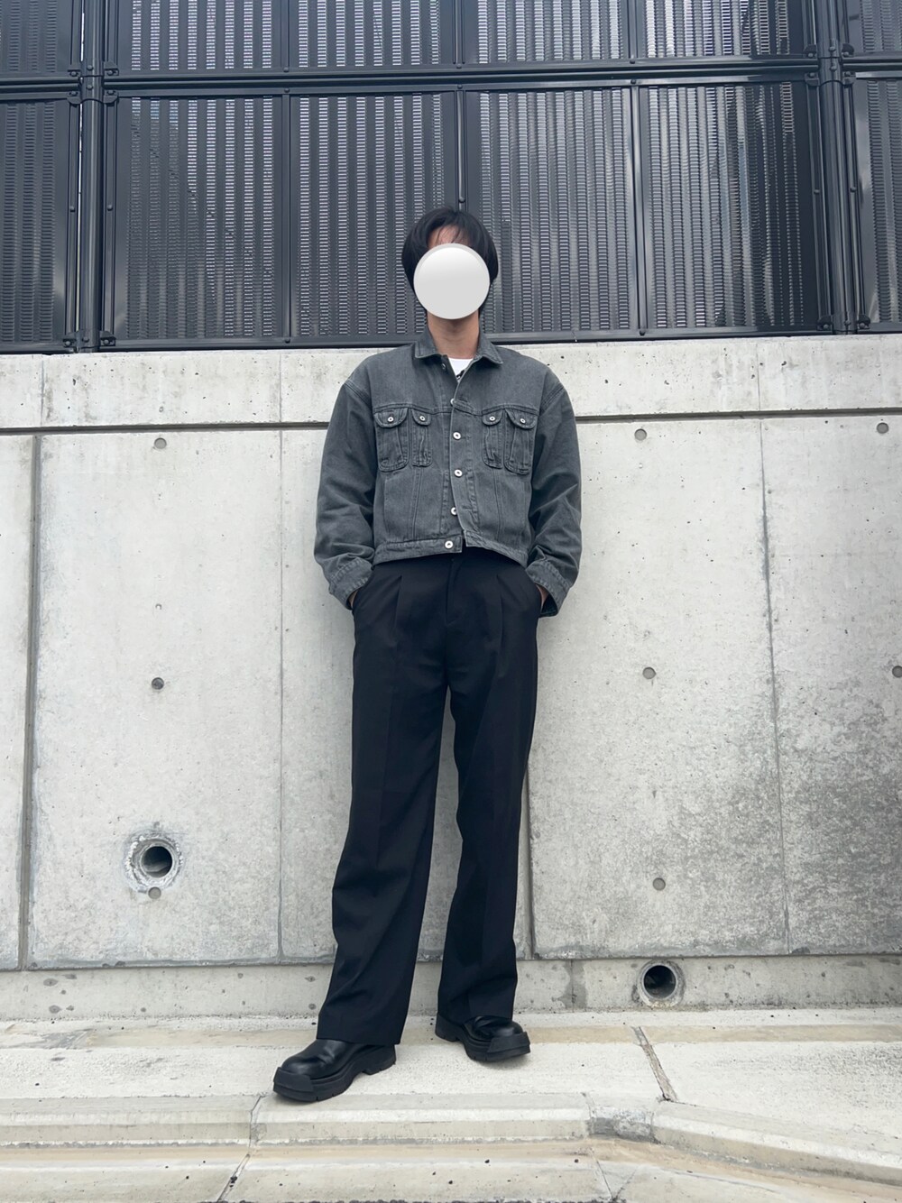 「お洒落さんとつながりたい、服好きな人と繋がりたい、シンプルコーデ、ootd、デニムジャケット、グレー、スラックス、ブーツ」｜「soerteのFede denim jacke/フェードデニムジャケット（デニムジャケット、グレー系）」を使った、y111nさん（メンズ・184cm）の春コーディネートの1枚目の写真