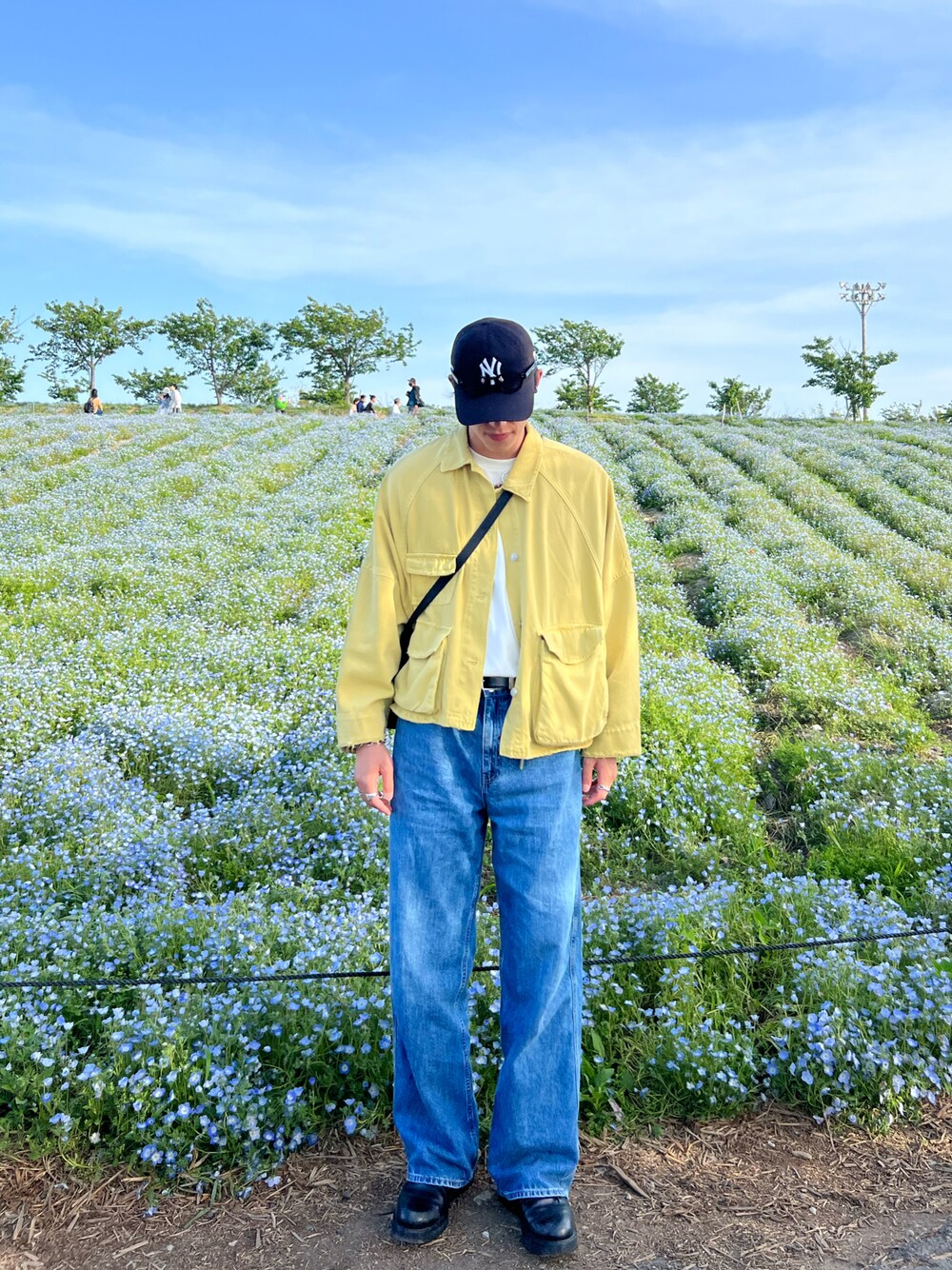 「おしゃれさんと繋がりたい、お洒落さんとつながりたい、服好きな人と繋がりたい、春コーデ、今日のコーデ、キャップ、デニムシャツ、イエロー、バギーデニム、ワイドデニム、革靴」｜「UNIQLOのアイテム（デニムパンツ、ブルー系）」を使った、y111nさん（メンズ・184cm）の春コーディネートの1枚目の写真